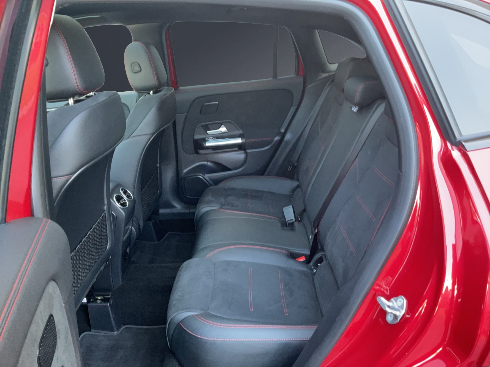 MERCEDES-BENZ GLA 250 AMG Line-image-16