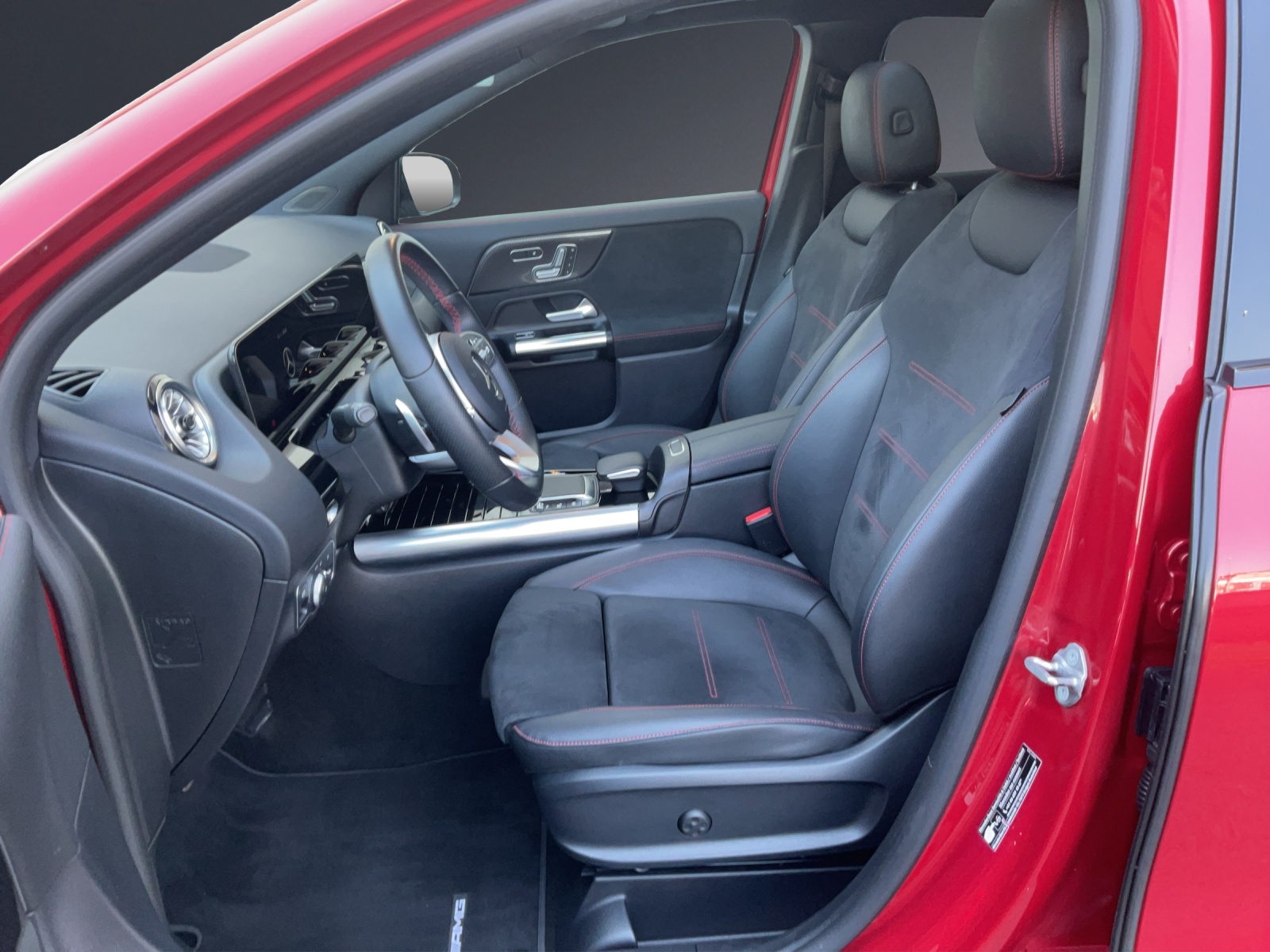 MERCEDES-BENZ GLA 250 AMG Line-image-6