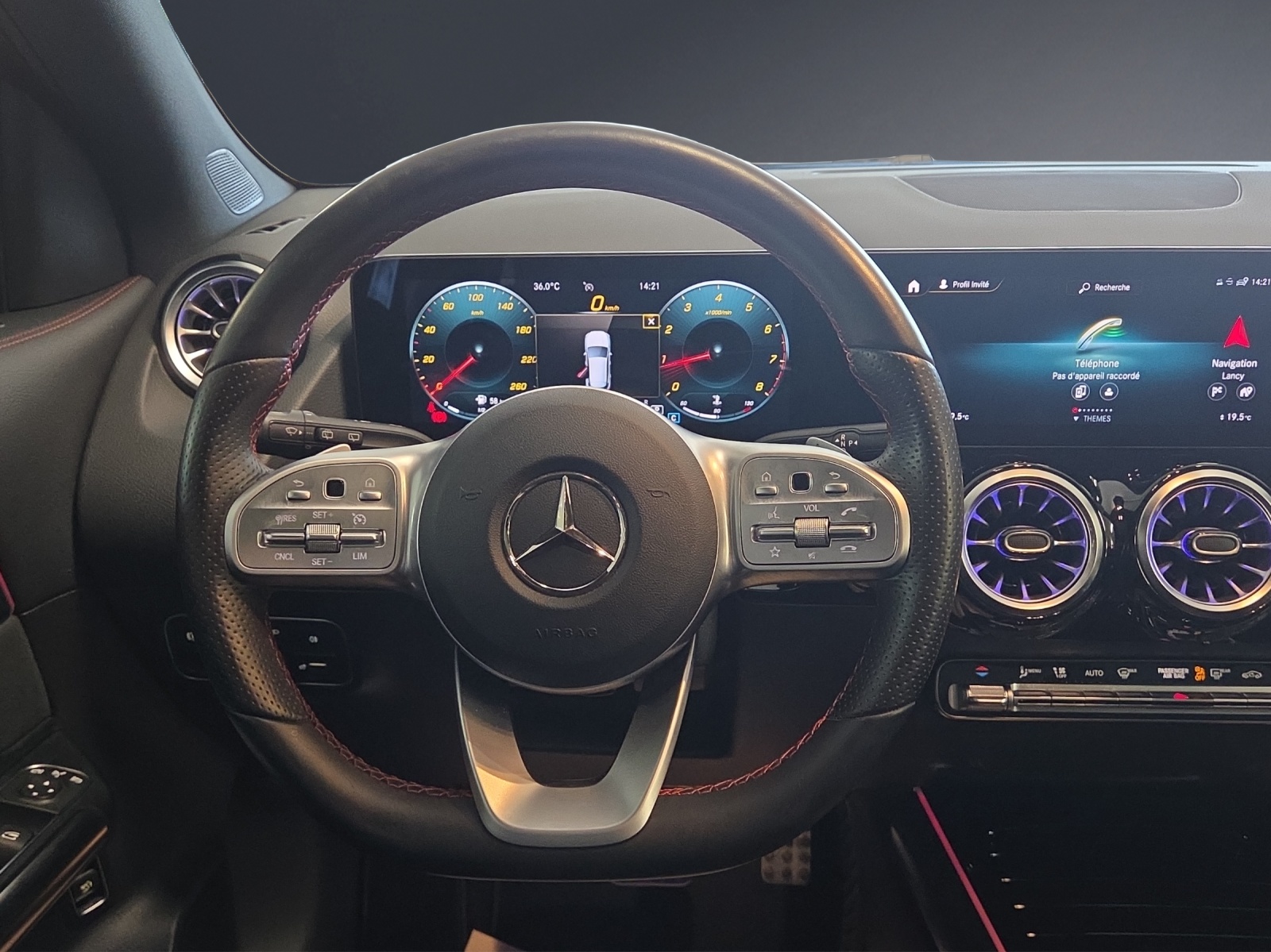 MERCEDES-BENZ GLA 250 AMG Line-image-12