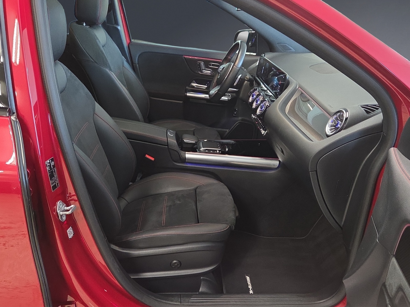 MERCEDES-BENZ GLA 250 AMG Line-image-9