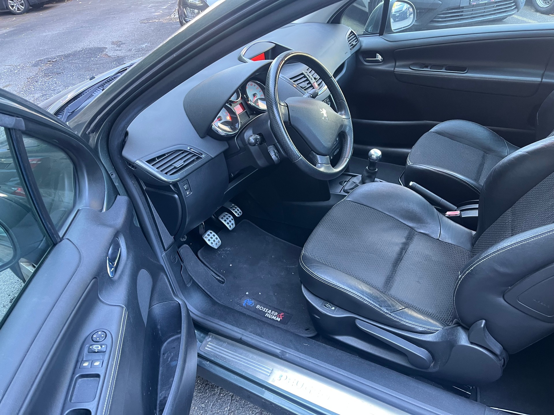PEUGEOT 207 1.6 16V Turbo XSI-image-10