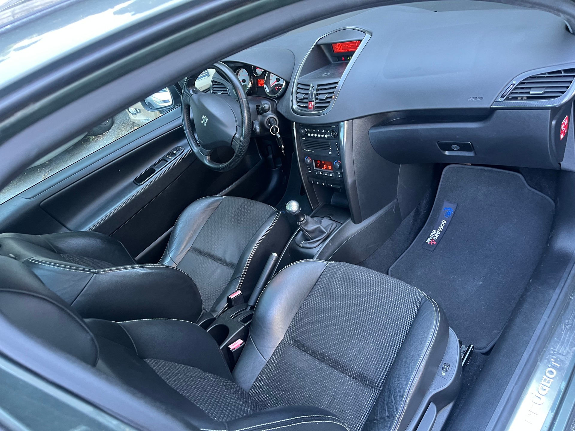 PEUGEOT 207 1.6 16V Turbo XSI-image-11