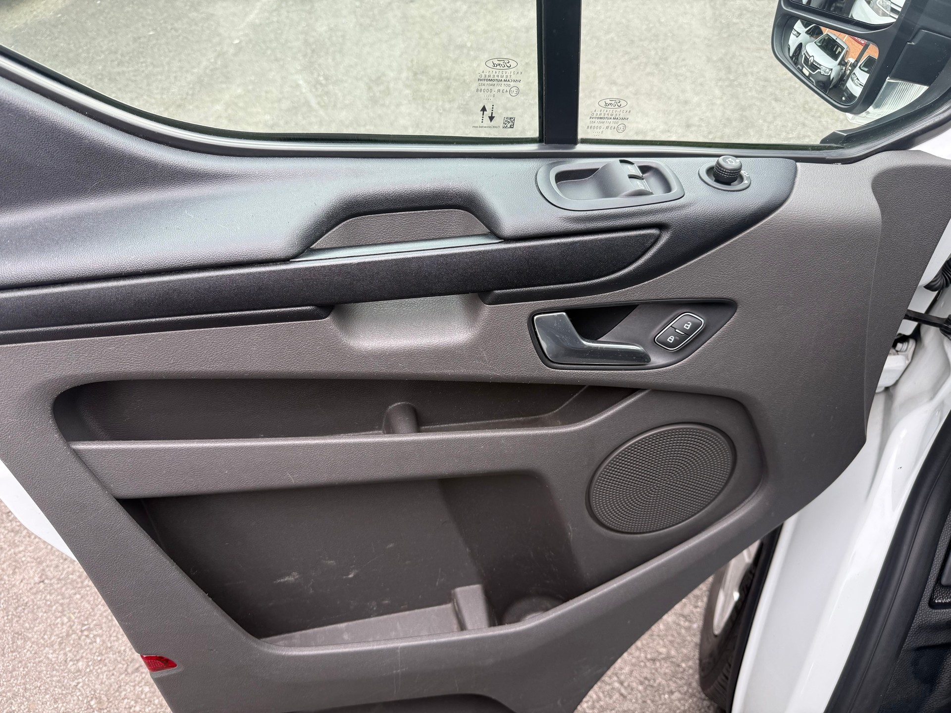 FORD Transit Custom Van 320 L2H1 DK Trend 6 Plätzer-image-9