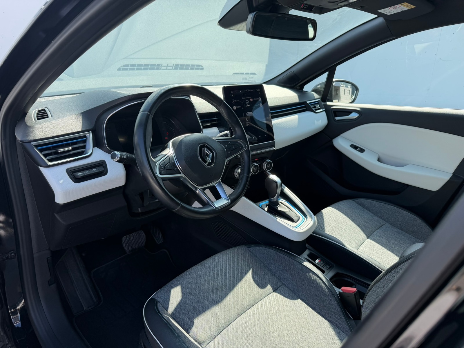 RENAULT Clio 1.6 E-Tech Edition One-image-8