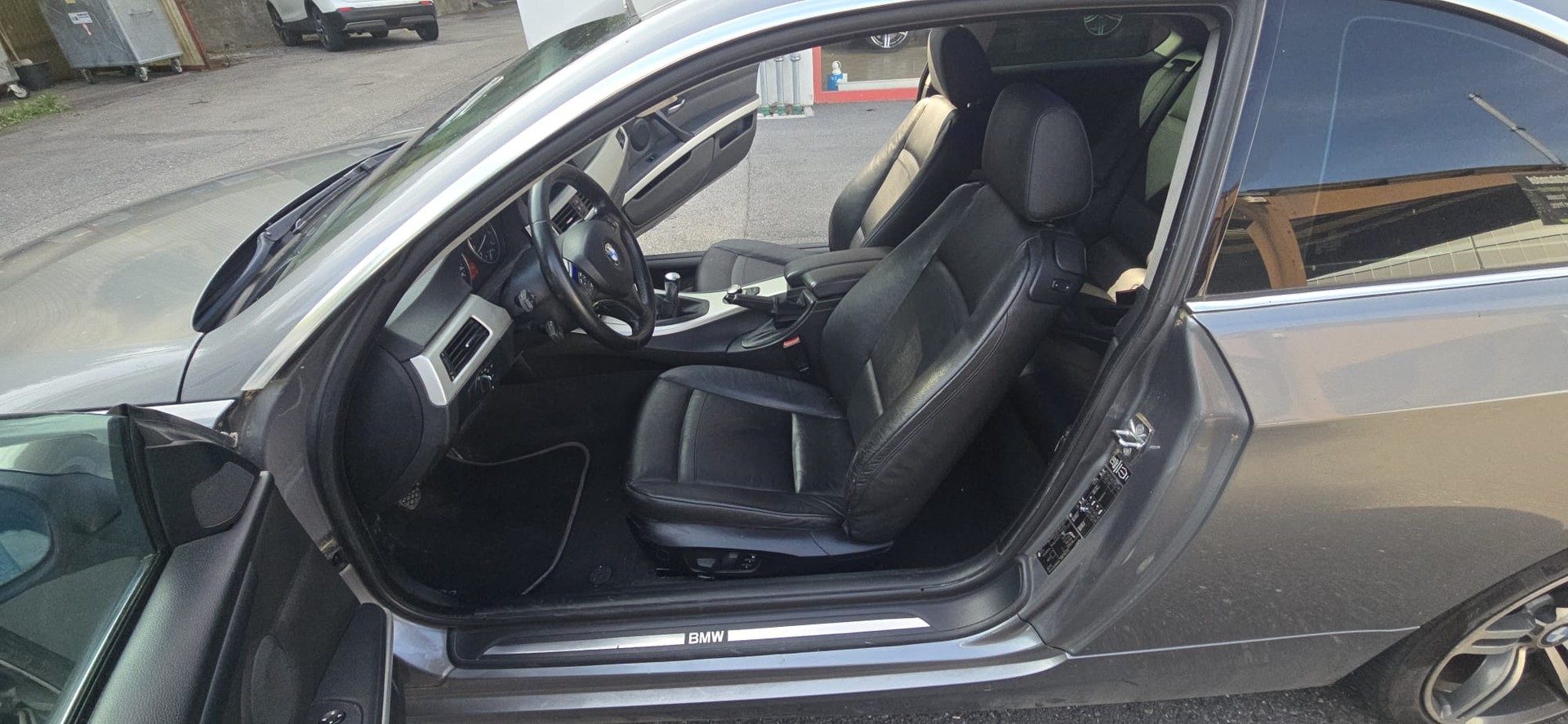 BMW 325i Coupé-image-8