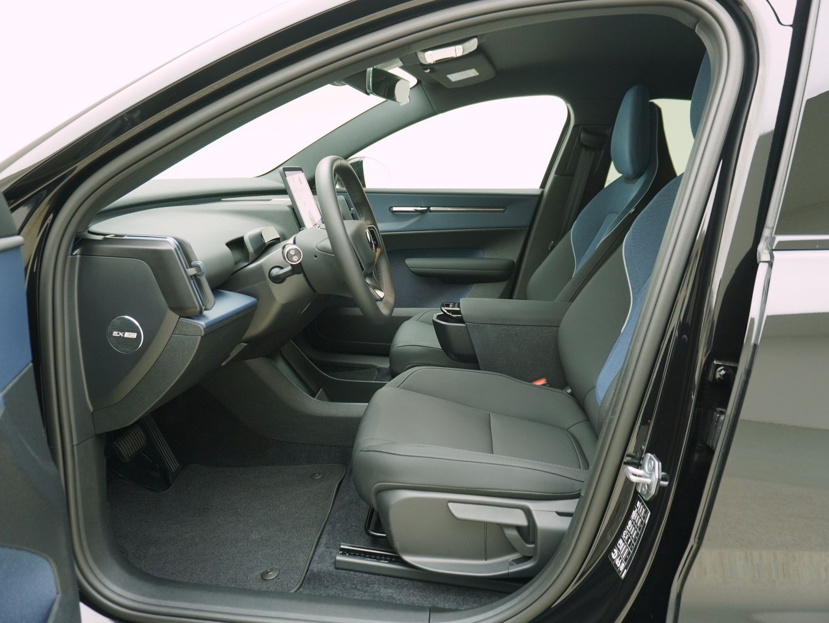 VOLVO EX30 E60 Core **10 Jahre Volvo Swiss Premium**-image-11