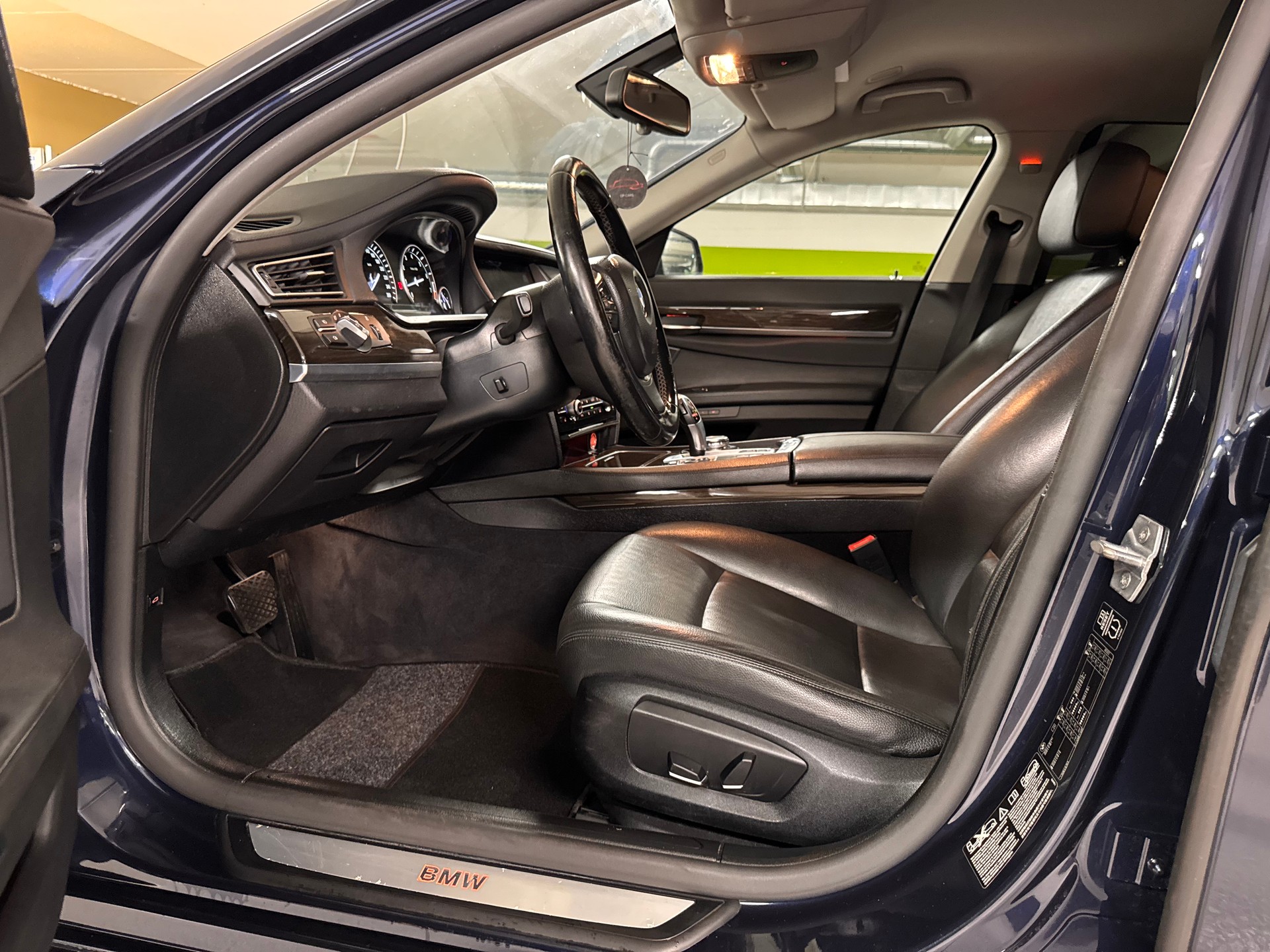 BMW 750Li xDrive-image-10