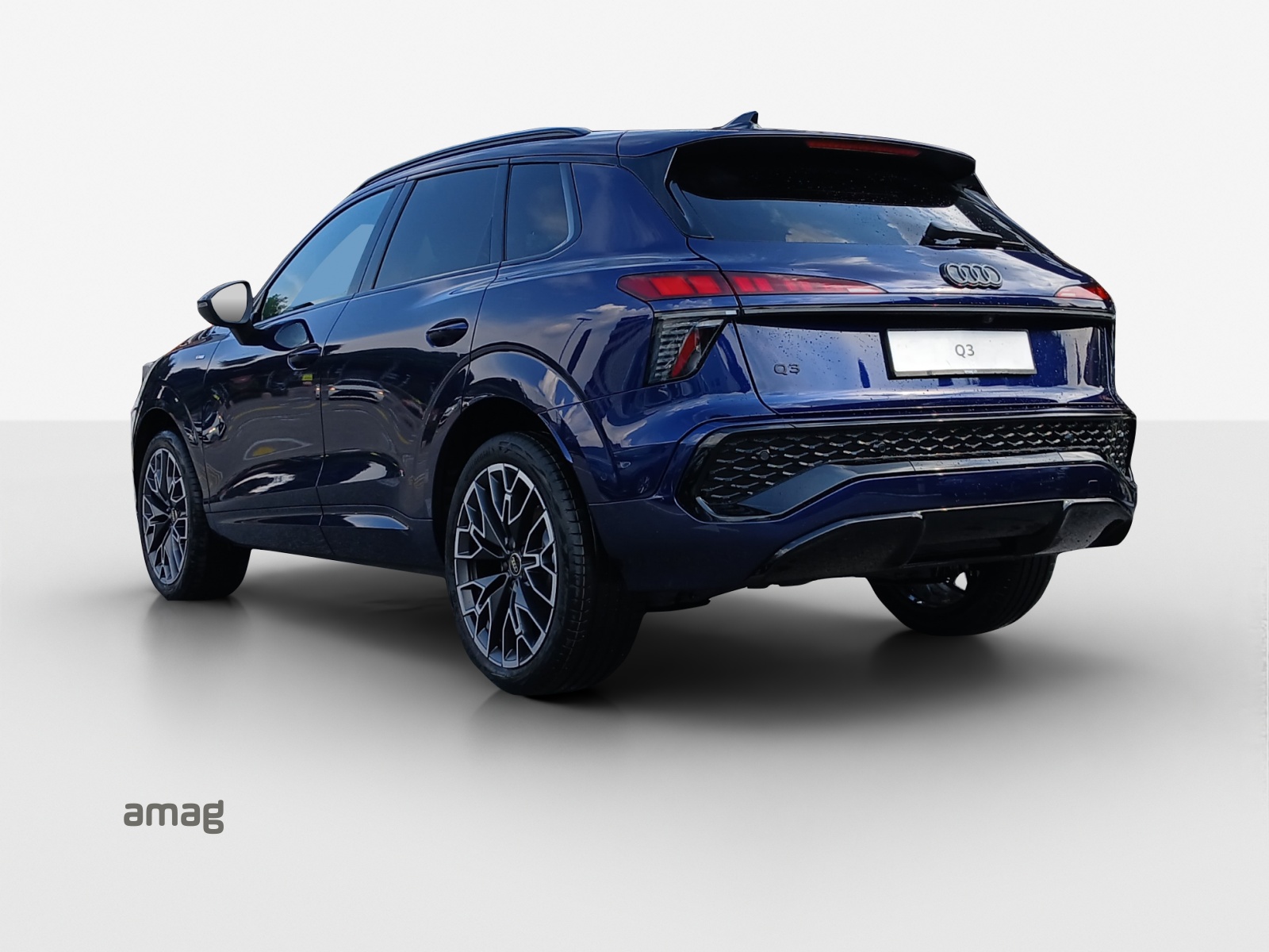 AUDI Q3 SUV 110 kW TFSI S tronic-image-2