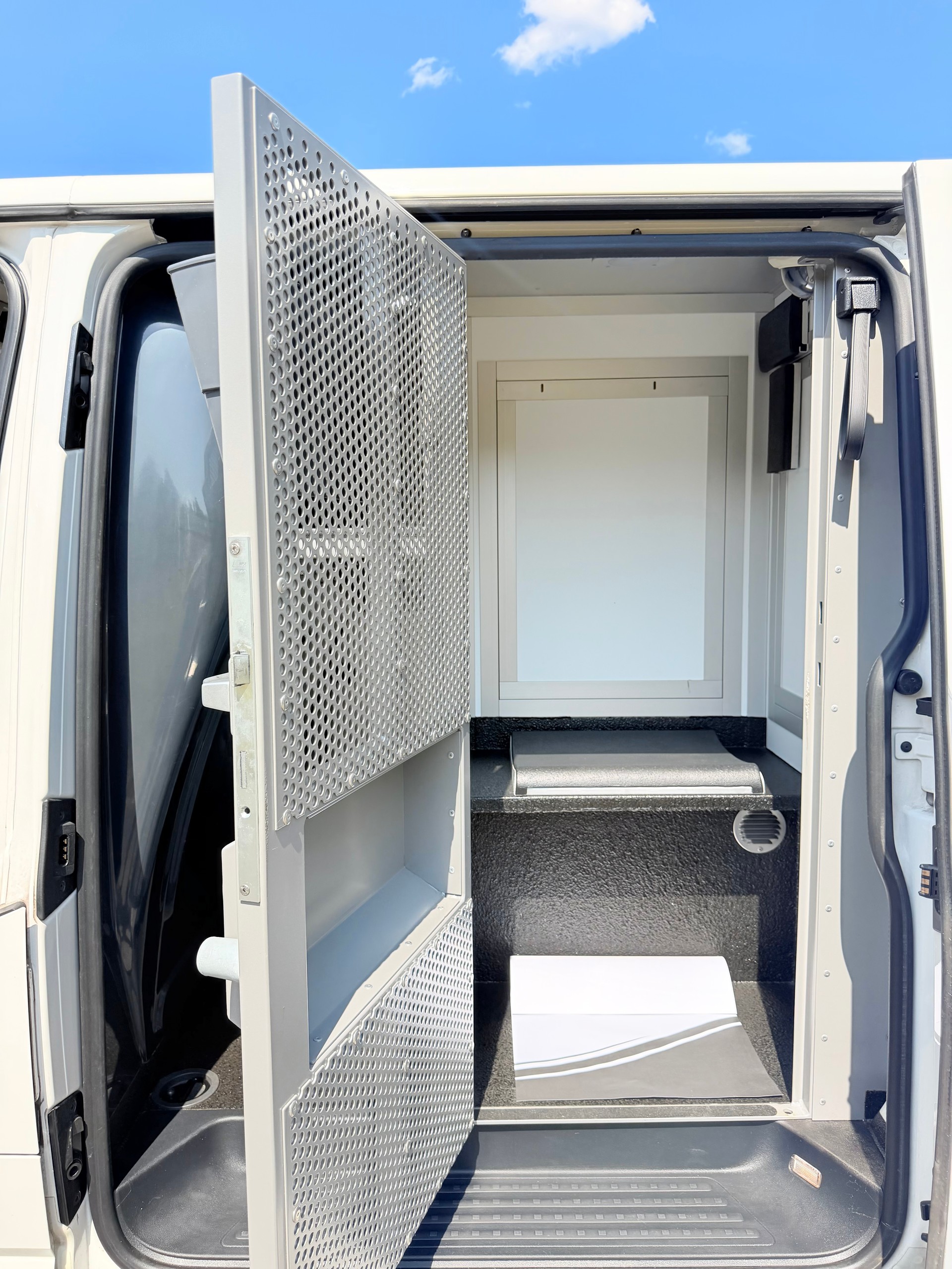 VW 4X4 "ZELLENWAGEN" T6 2.0 Bi-TDI 4-MOTION. AUTOMAT. EX POLICE. TOP AUSSTATTUNG. GEFÄNGNISWAGEN !! 240 PS. PREIS 23`900.--image-13