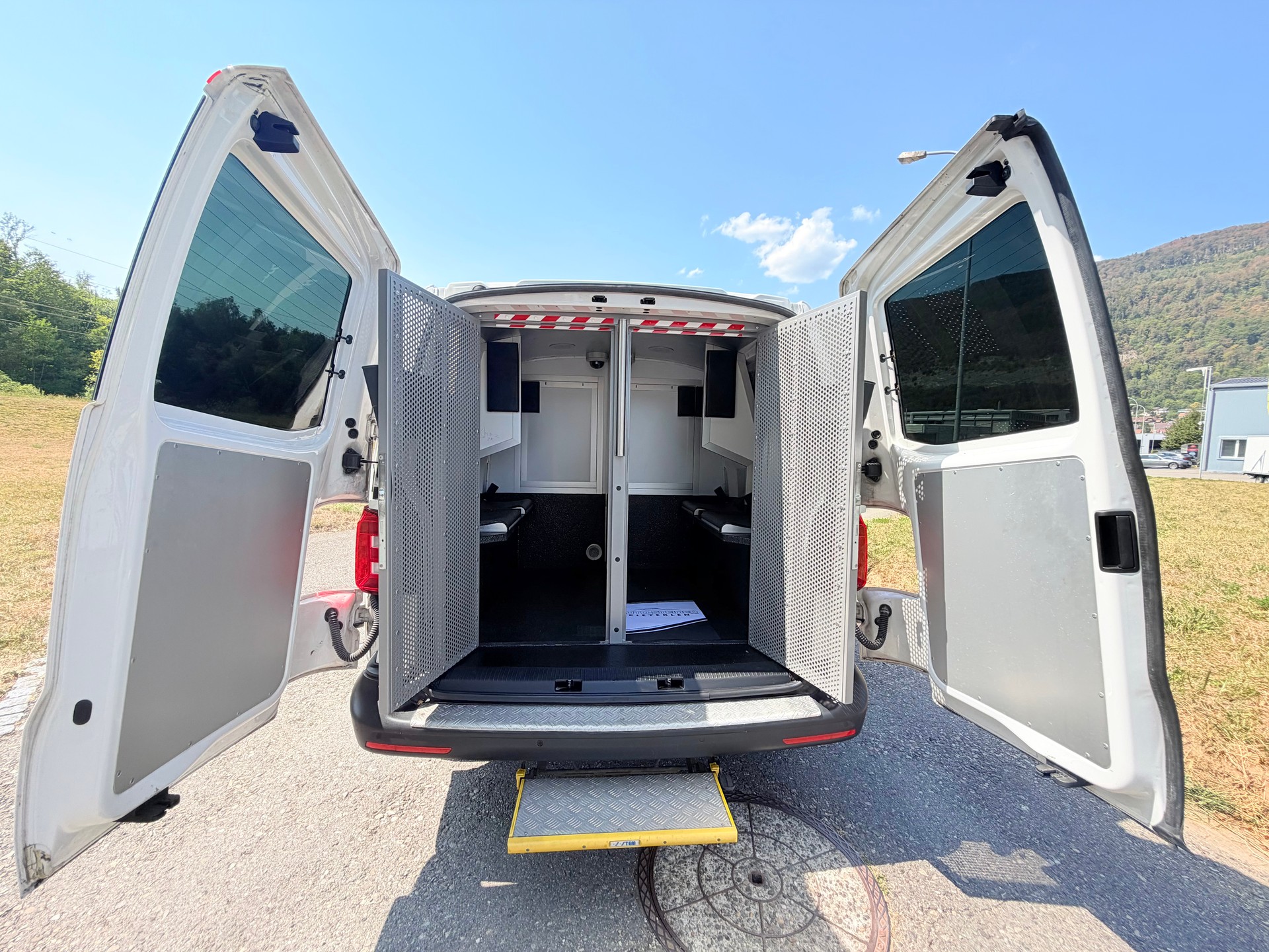 VW 4X4 "ZELLENWAGEN" T6 2.0 Bi-TDI 4-MOTION. AUTOMAT. EX POLICE. TOP AUSSTATTUNG. GEFÄNGNISWAGEN !! 240 PS. PREIS 23`900.--image-42