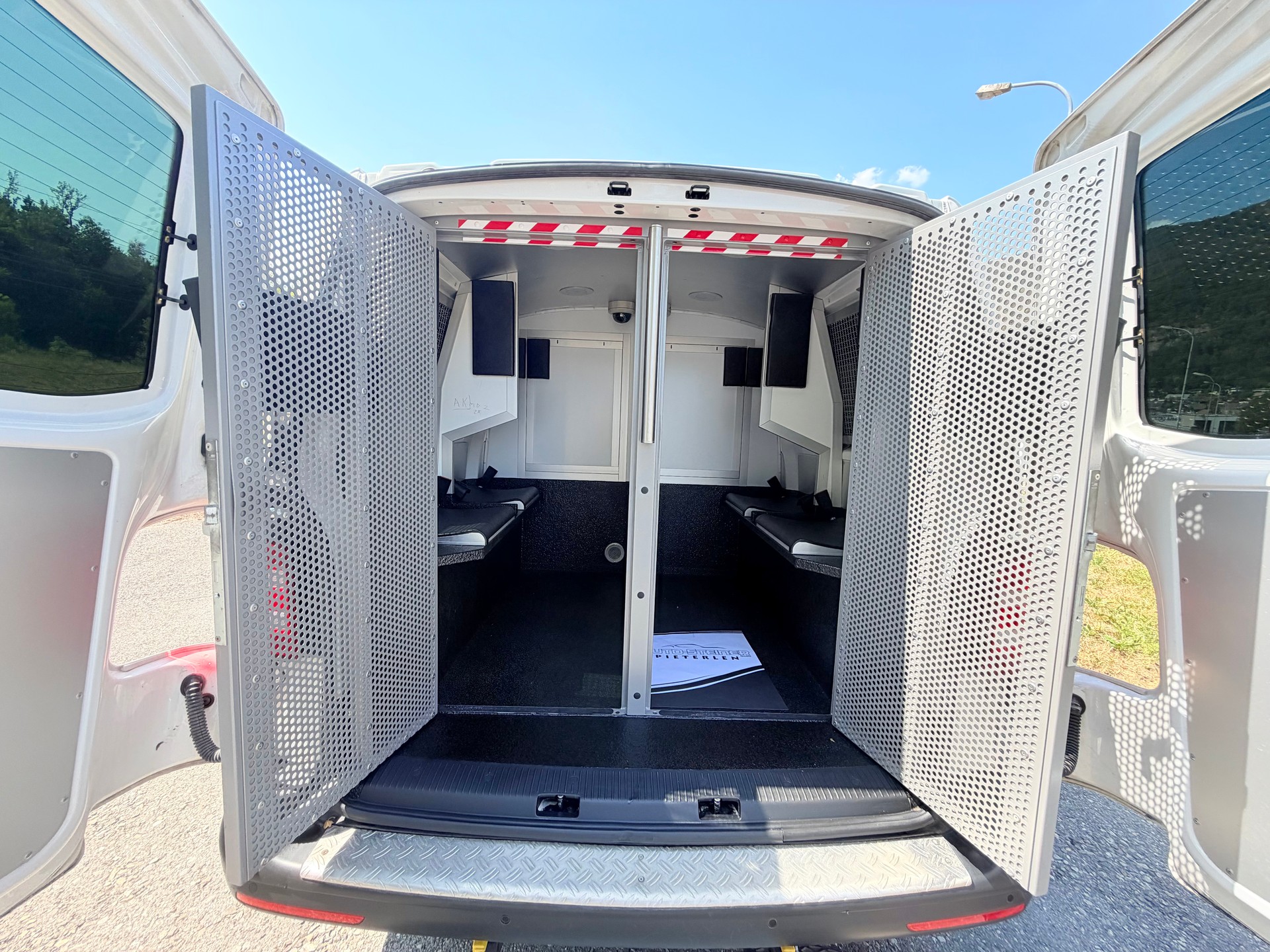 VW 4X4 "ZELLENWAGEN" T6 2.0 Bi-TDI 4-MOTION. AUTOMAT. EX POLICE. TOP AUSSTATTUNG. GEFÄNGNISWAGEN !! 240 PS. PREIS 23`900.--showroom-element-1