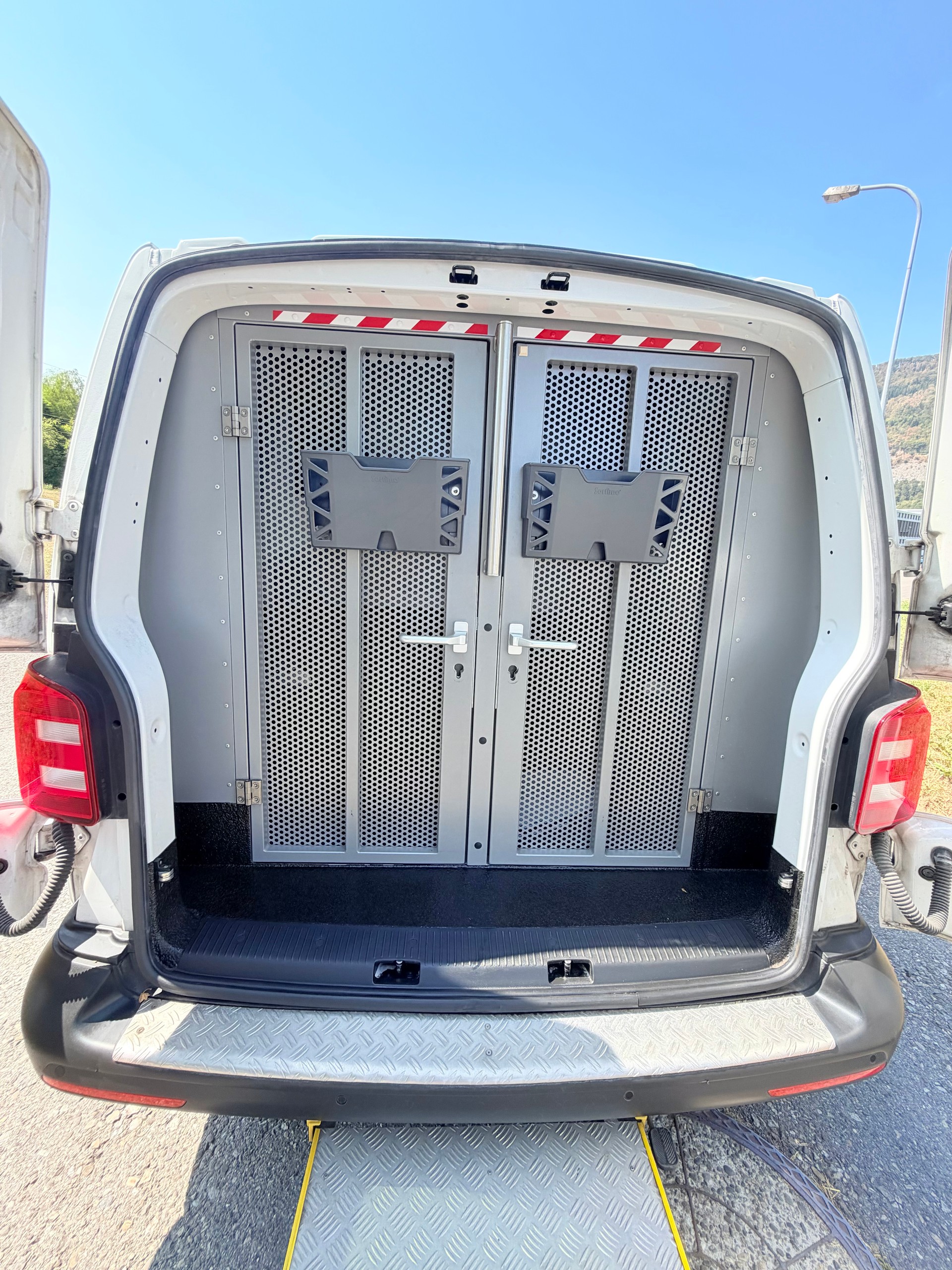 VW 4X4 "ZELLENWAGEN" T6 2.0 Bi-TDI 4-MOTION. AUTOMAT. EX POLICE. TOP AUSSTATTUNG. GEFÄNGNISWAGEN !! 240 PS. PREIS 23`900.--showroom-element-2