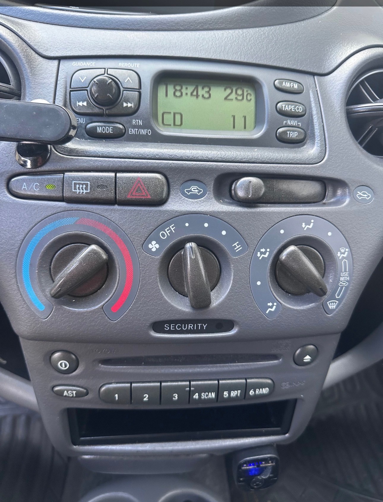 TOYOTA Yaris 1.3 Linea Luna, Automat, Klima, Bluetooth-image-13