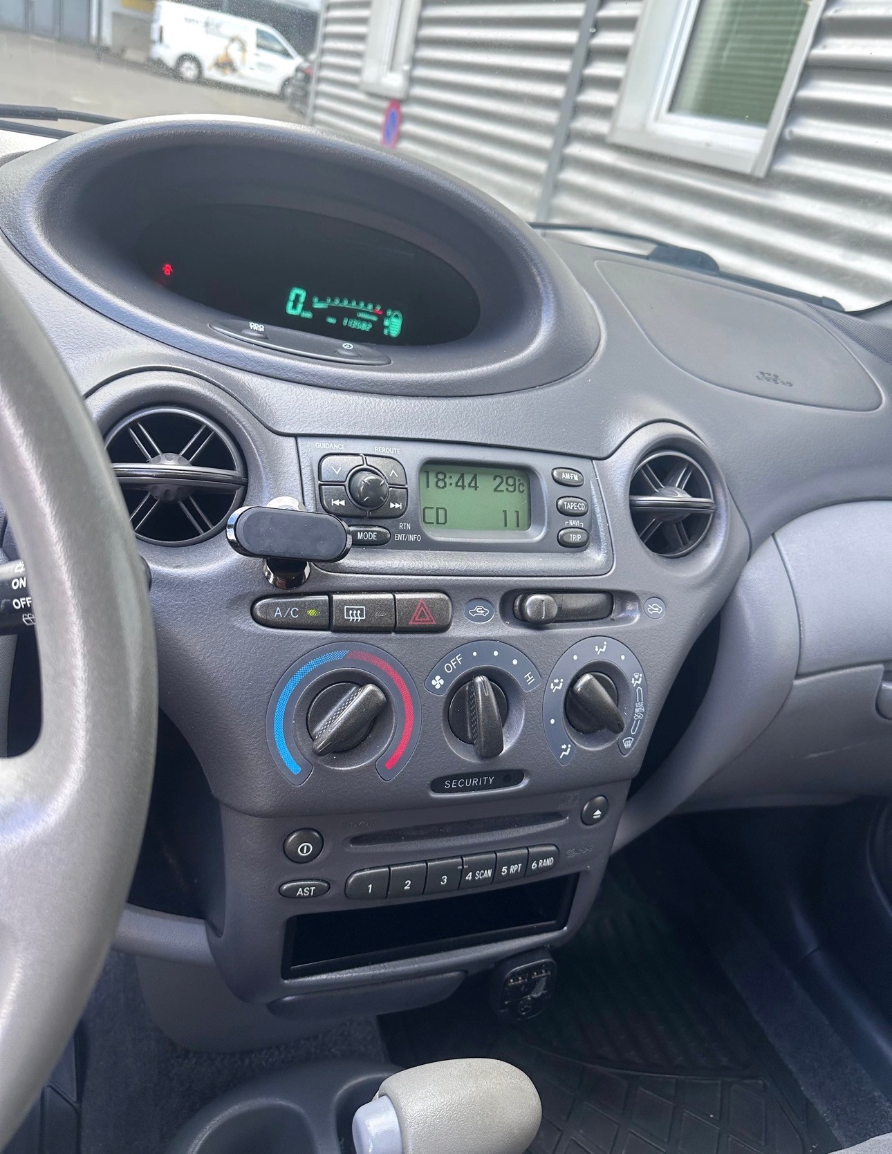 TOYOTA Yaris 1.3 Linea Luna, Automat, Klima, Bluetooth-image-14