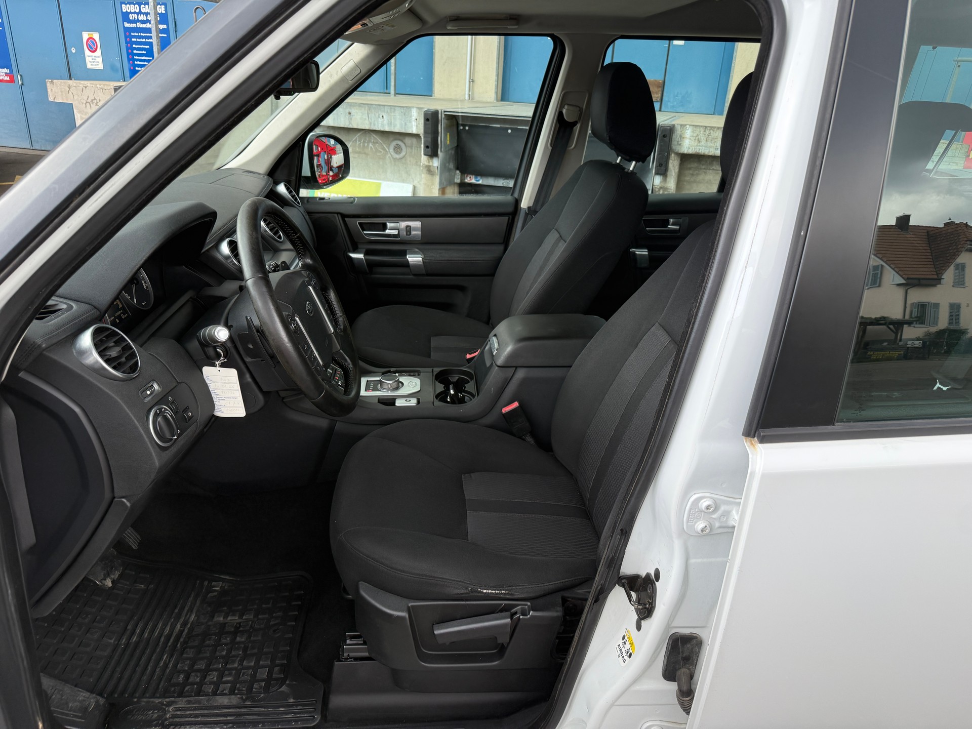 LAND ROVER Discovery 3.0 TDV6 S Automatic-image-6