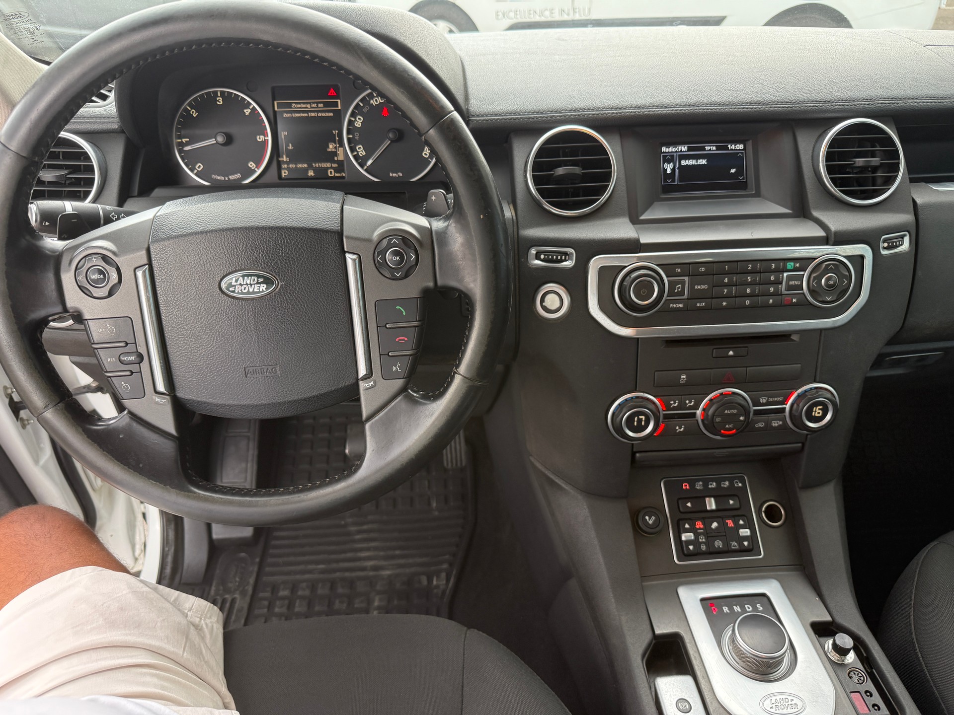 LAND ROVER Discovery 3.0 TDV6 S Automatic-image-8