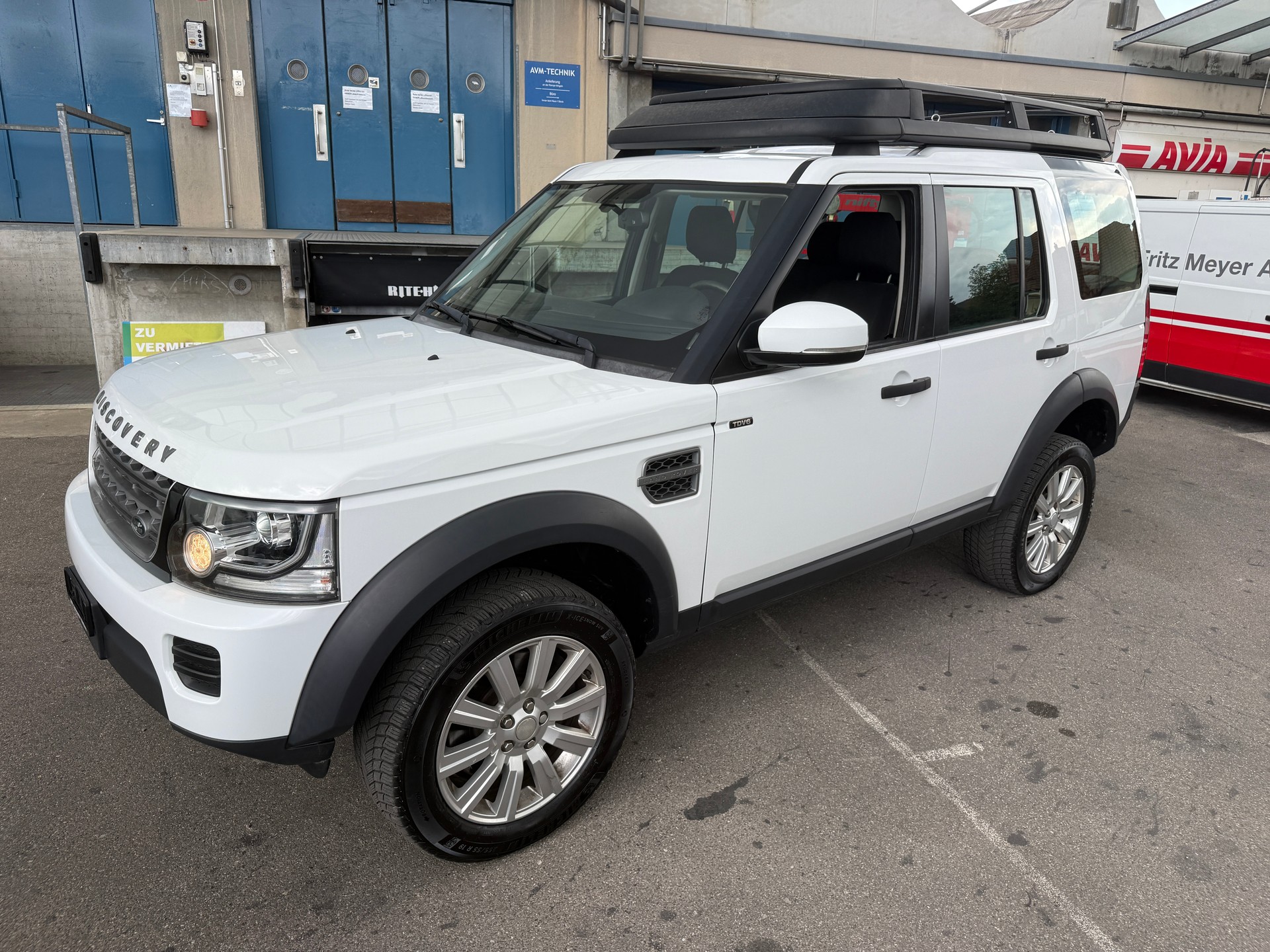 LAND ROVER Discovery 3.0 TDV6 S Automatic-image-1