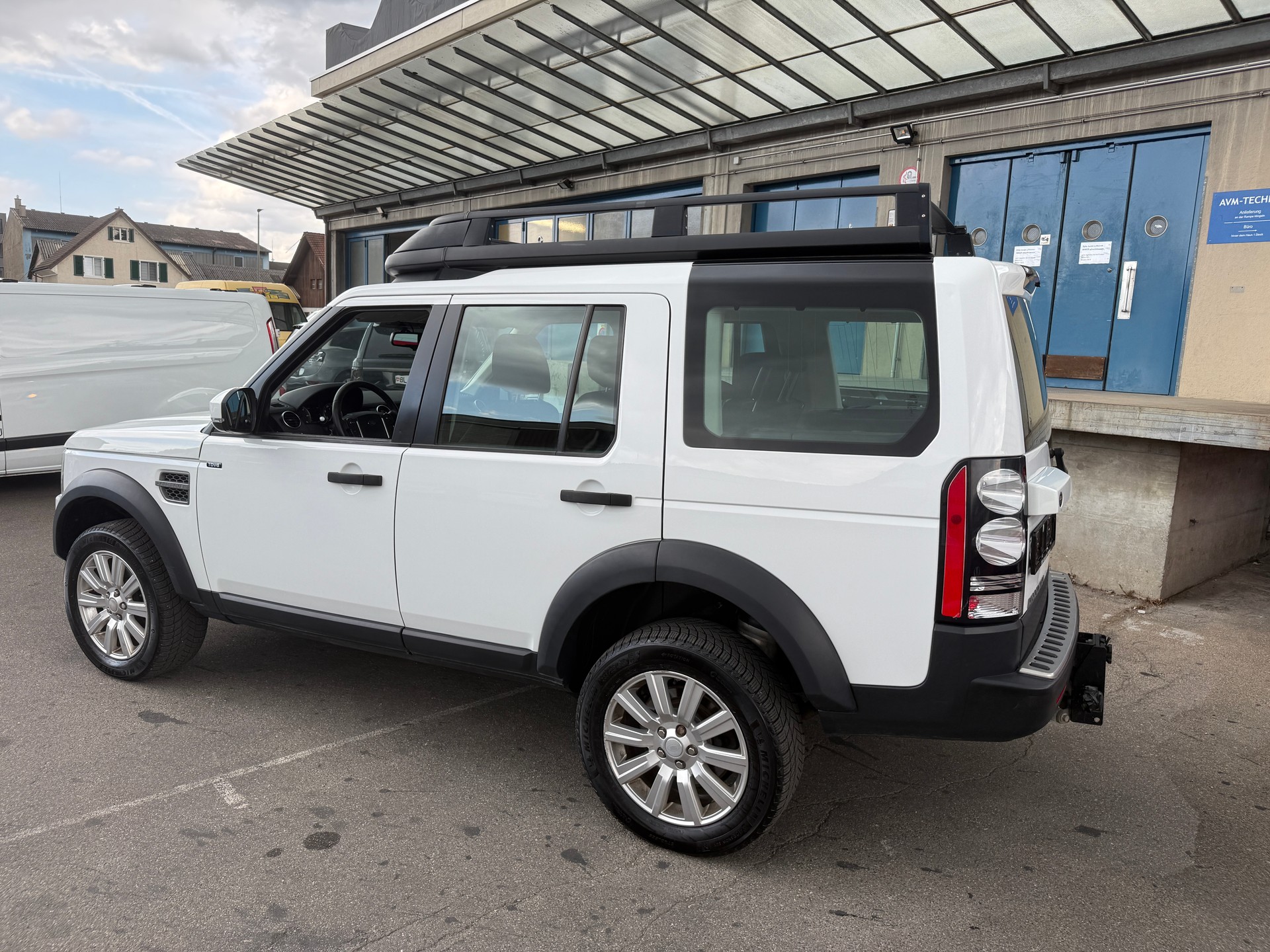 LAND ROVER Discovery 3.0 TDV6 S Automatic-image-3
