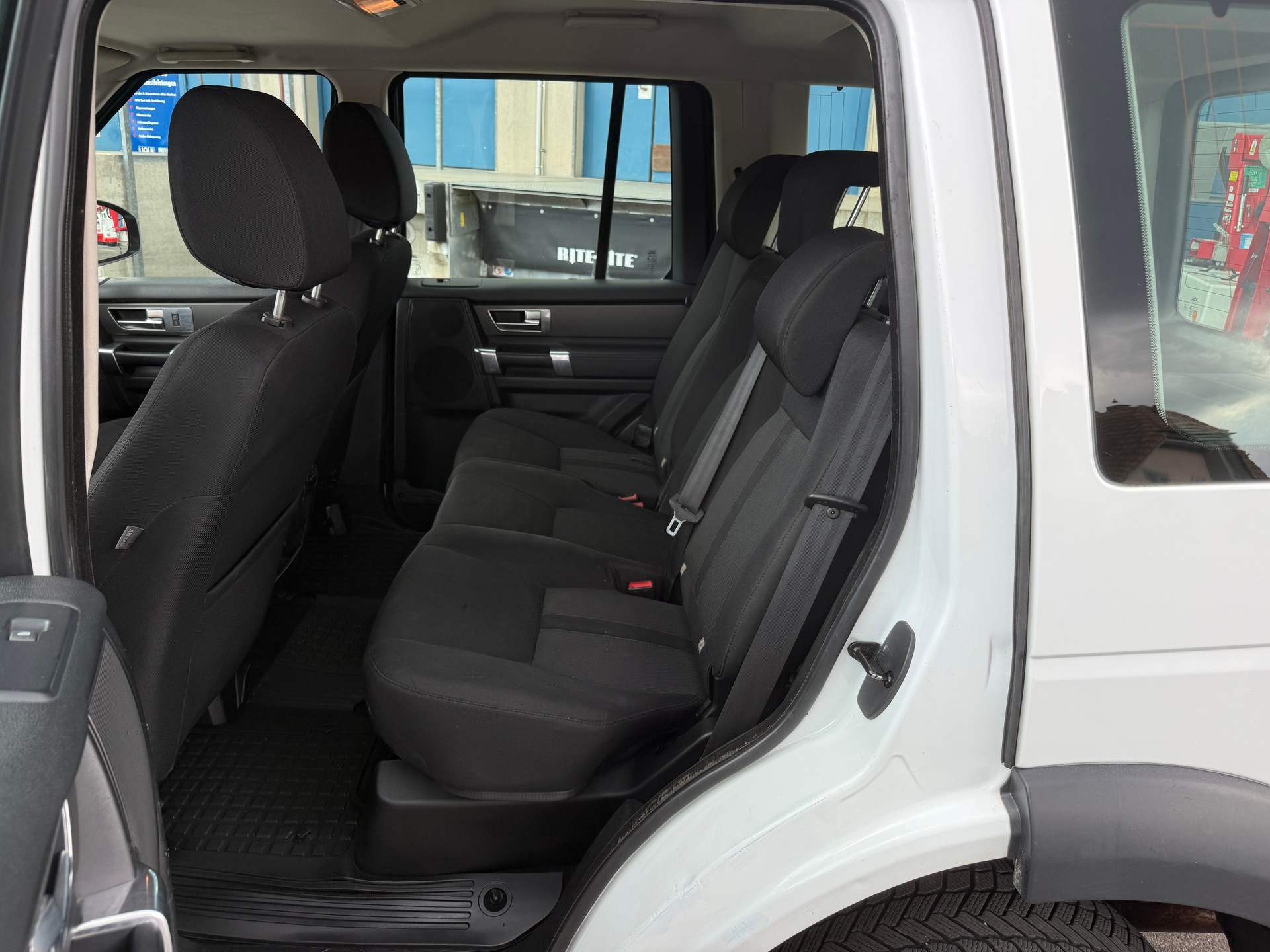 LAND ROVER Discovery 3.0 TDV6 S Automatic-image-7