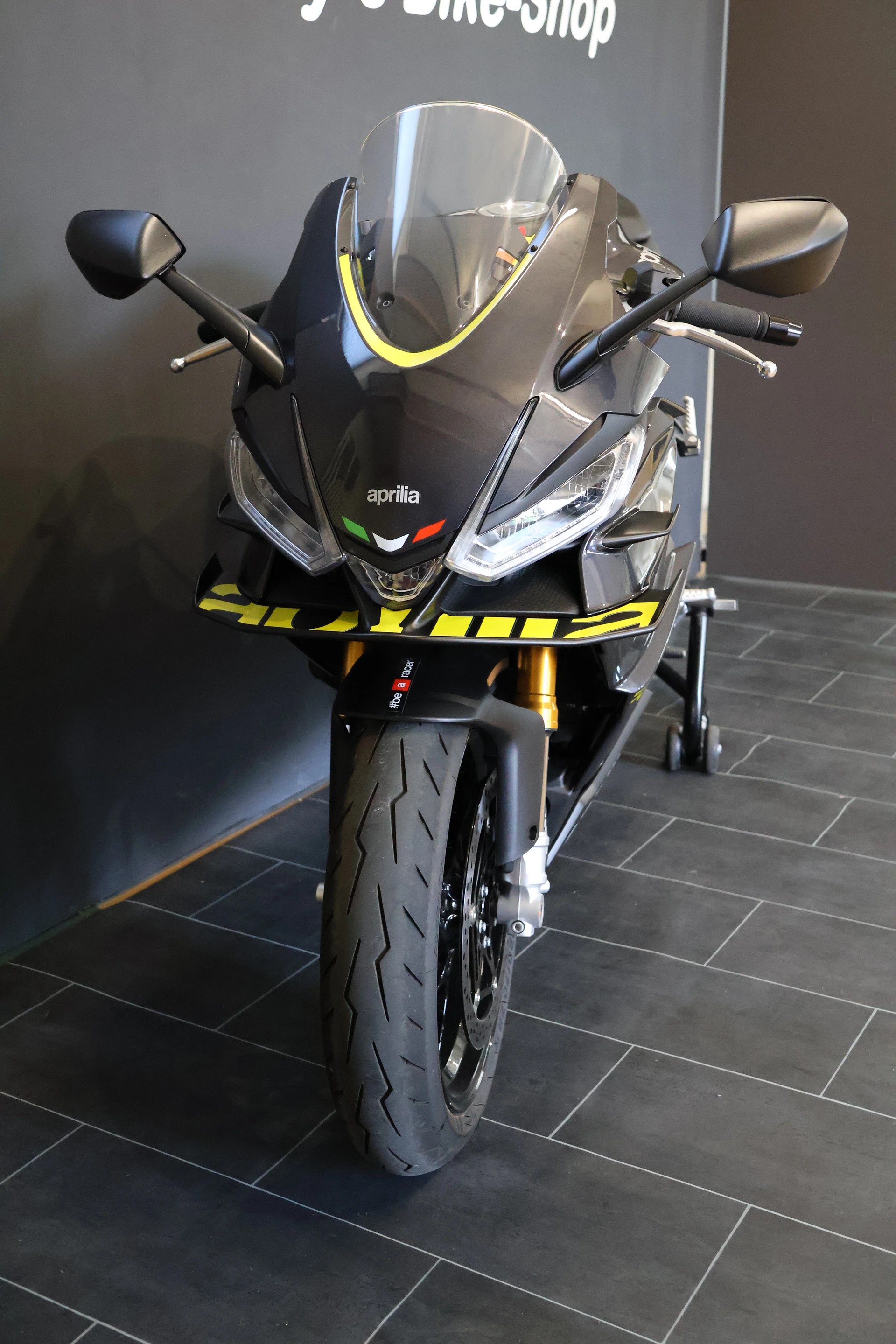 APRILIA RS 660 black Rims E5+ (35kW)-showroom-element-1