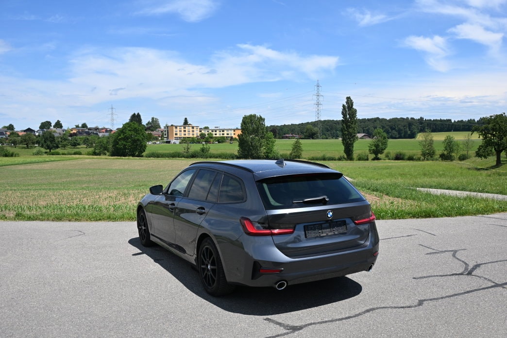 BMW 320d xDrive 48V Touring Steptronic-image-3