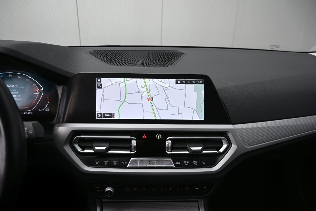 BMW 320d xDrive 48V Touring Steptronic-image-11