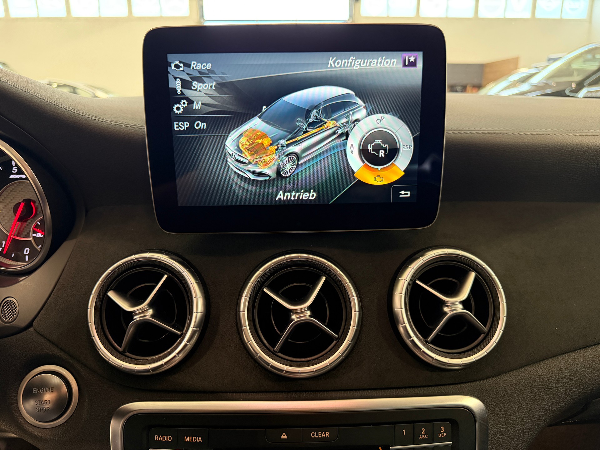 MERCEDES-BENZ CLA Shooting Brake 45 AMG 4Matic Speedshift-image-23