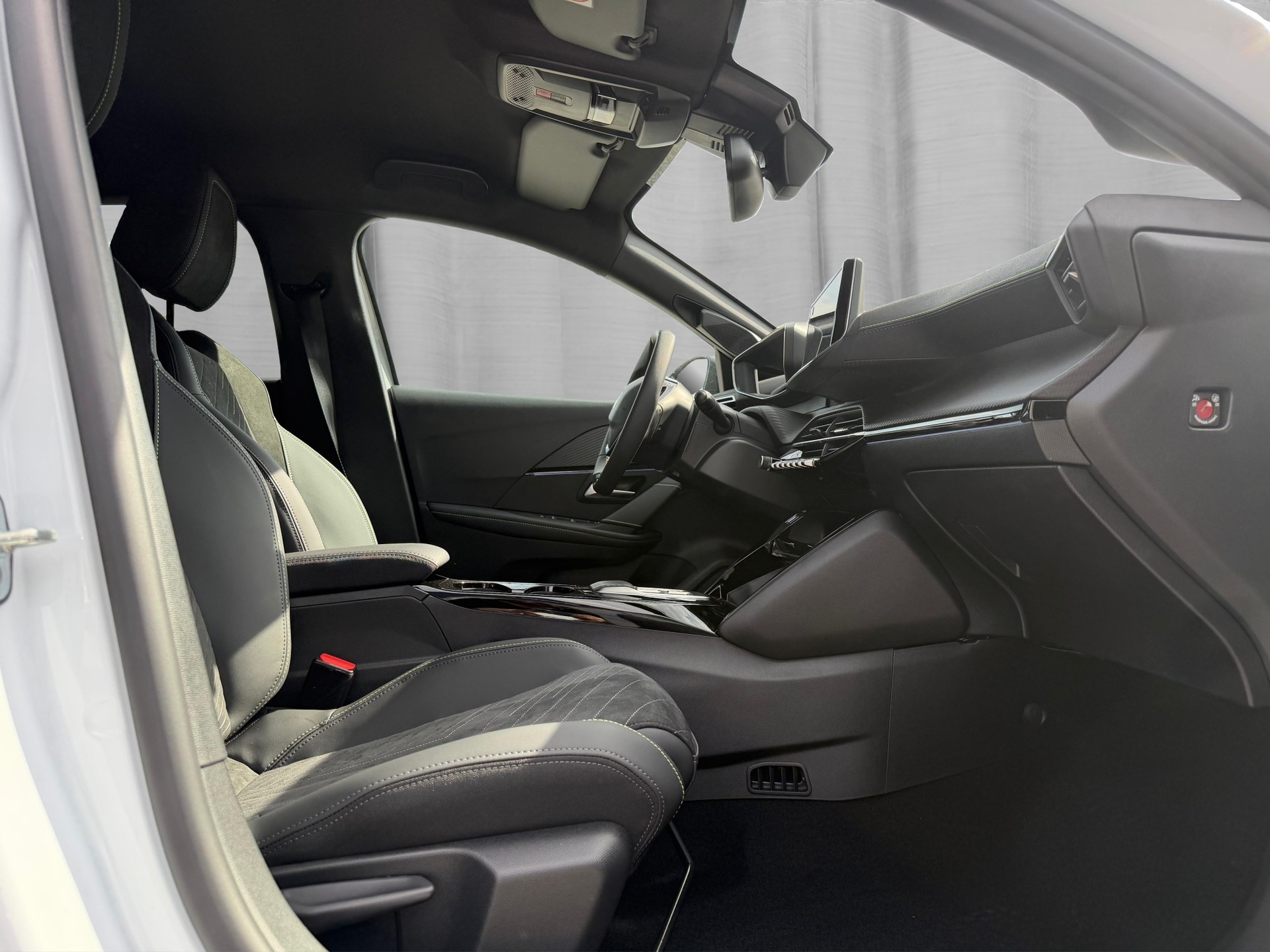 PEUGEOT 208 1.2 MHEV 145 GT Exclusive-image-14