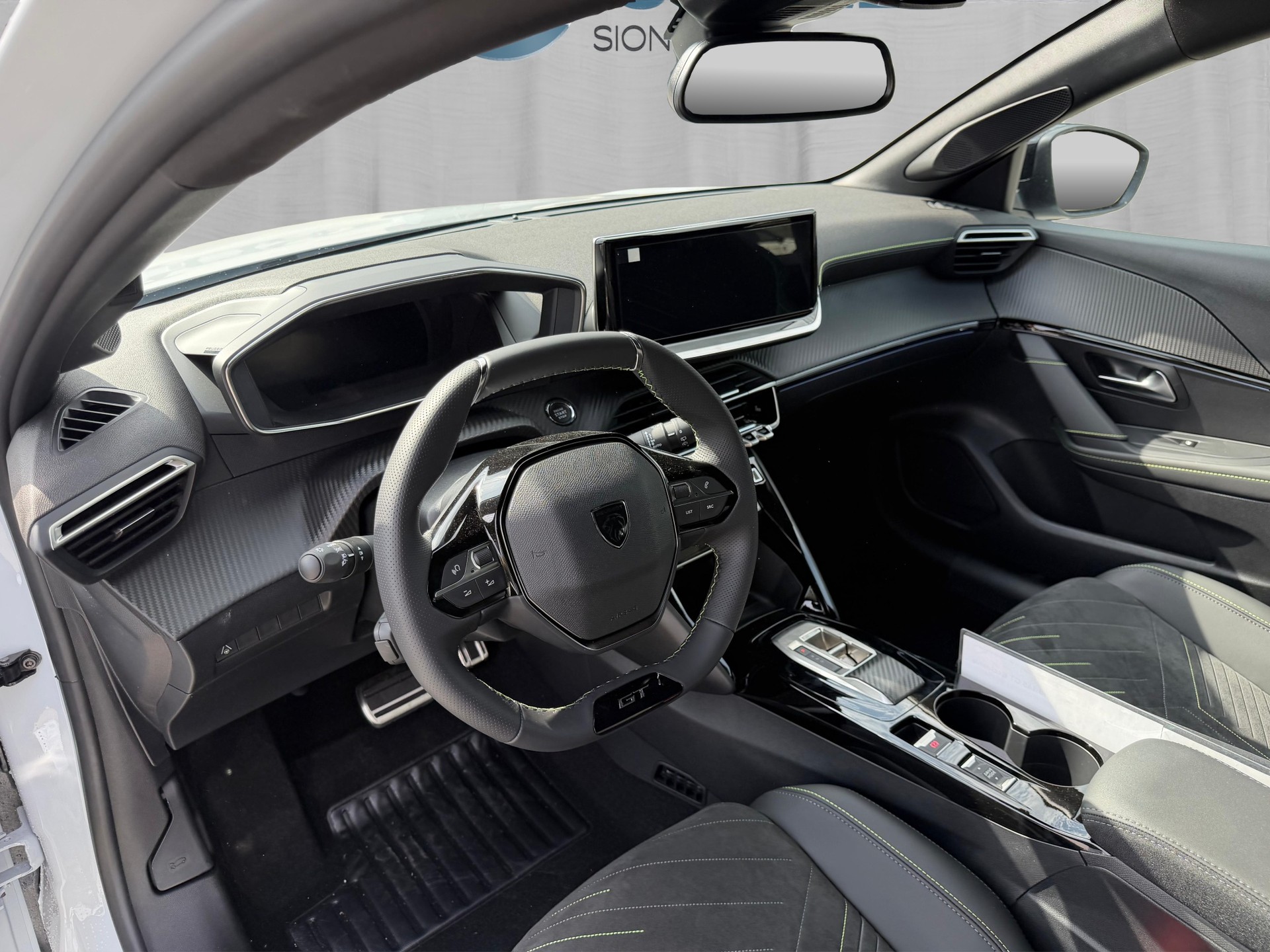 PEUGEOT 208 1.2 MHEV 145 GT Exclusive-image-9