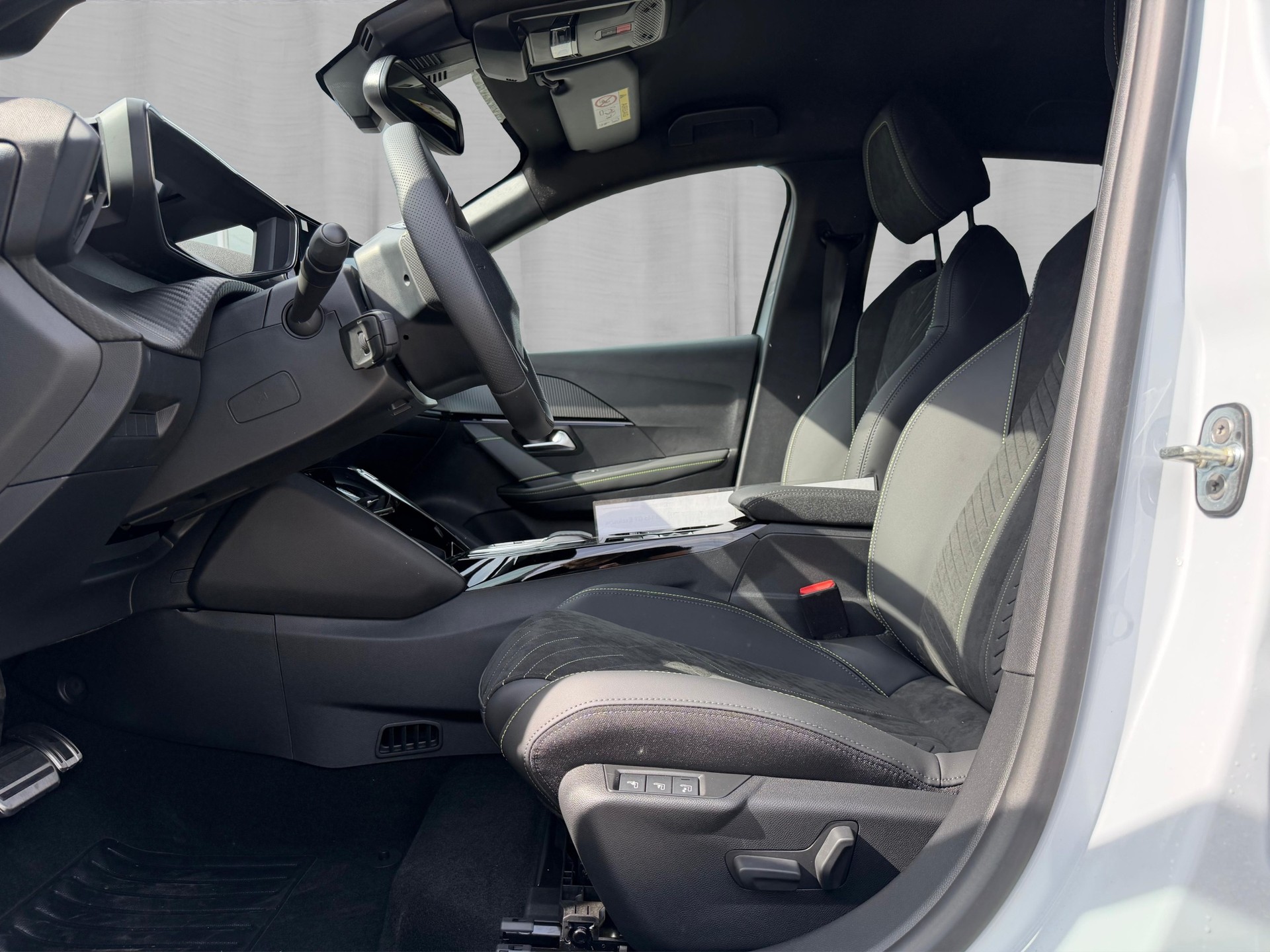 PEUGEOT 208 1.2 MHEV 145 GT Exclusive-image-8