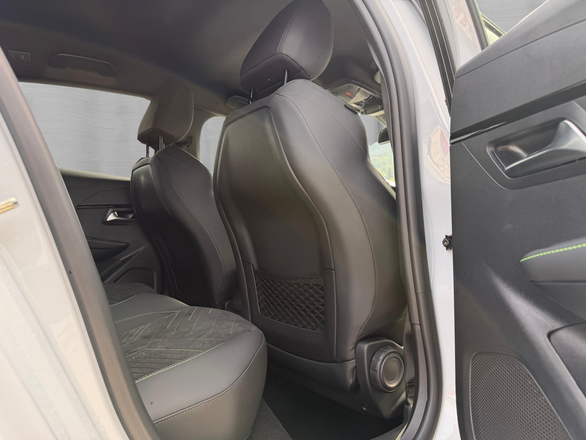 PEUGEOT 208 1.2 MHEV 145 GT Exclusive-image-13