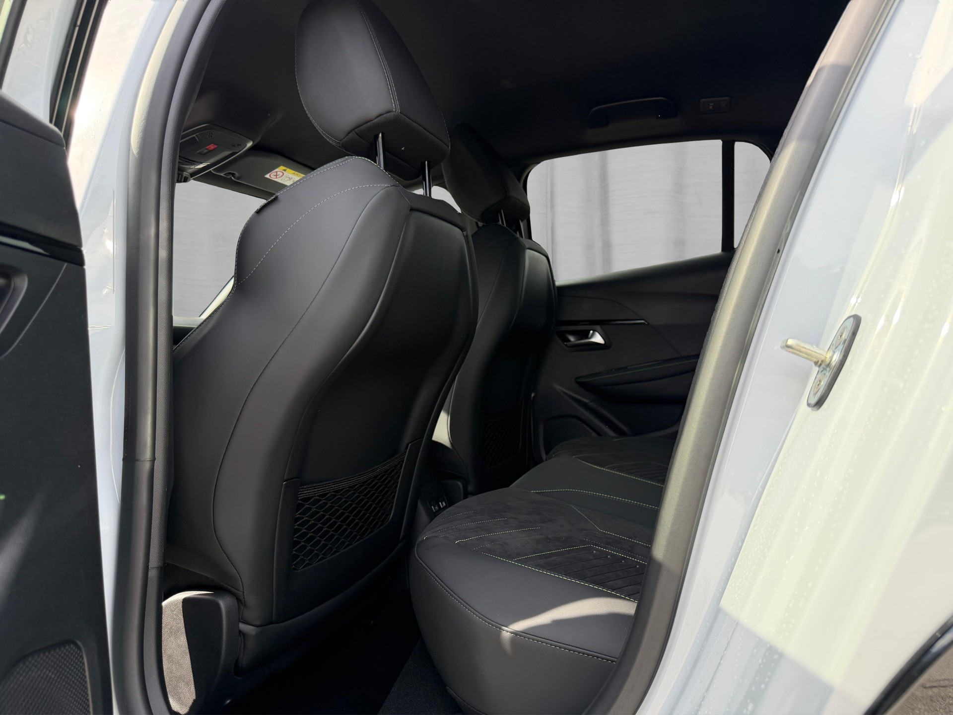 PEUGEOT 208 1.2 MHEV 145 GT Exclusive-image-12