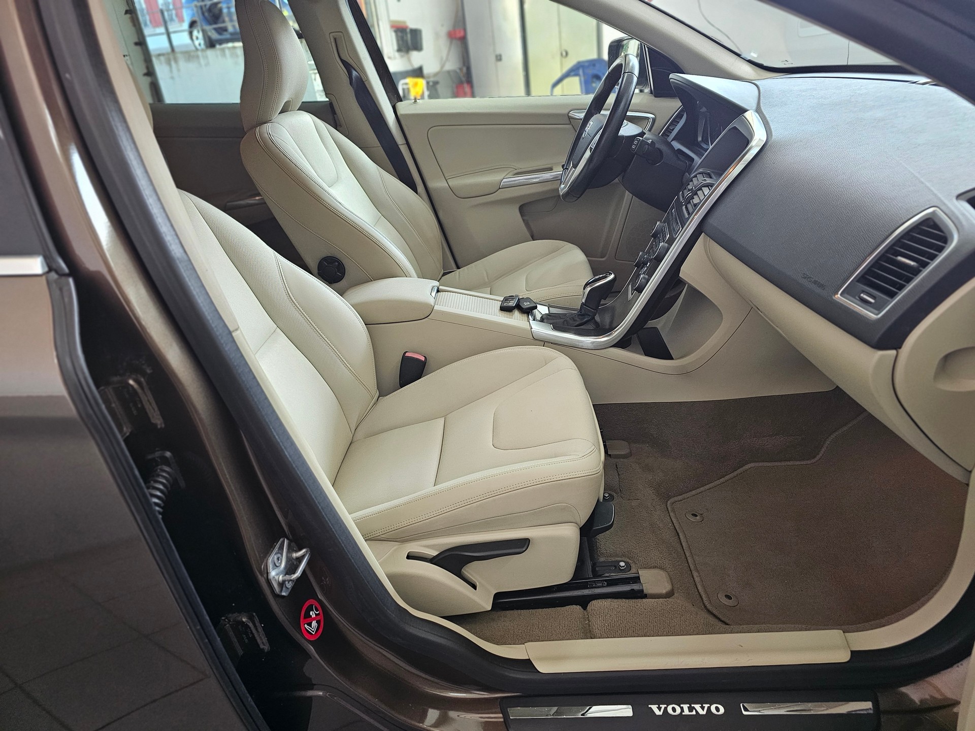 VOLVO XC60 T5 Kinetic Powershift-image-4