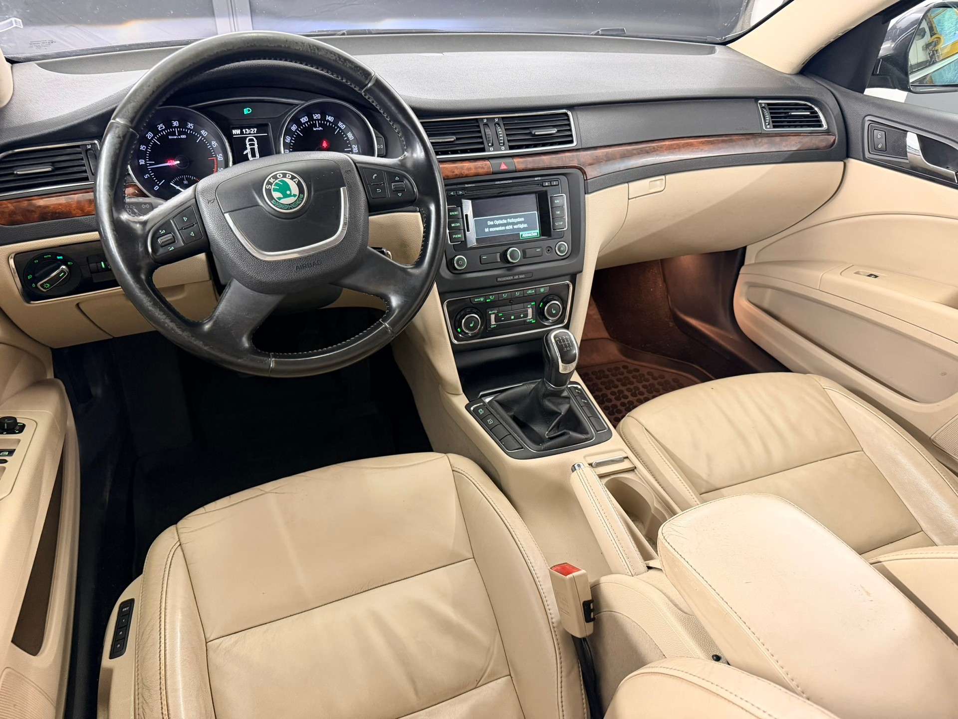 SKODA Superb Combi 2.0 TDi Laurin & Klement-image-8