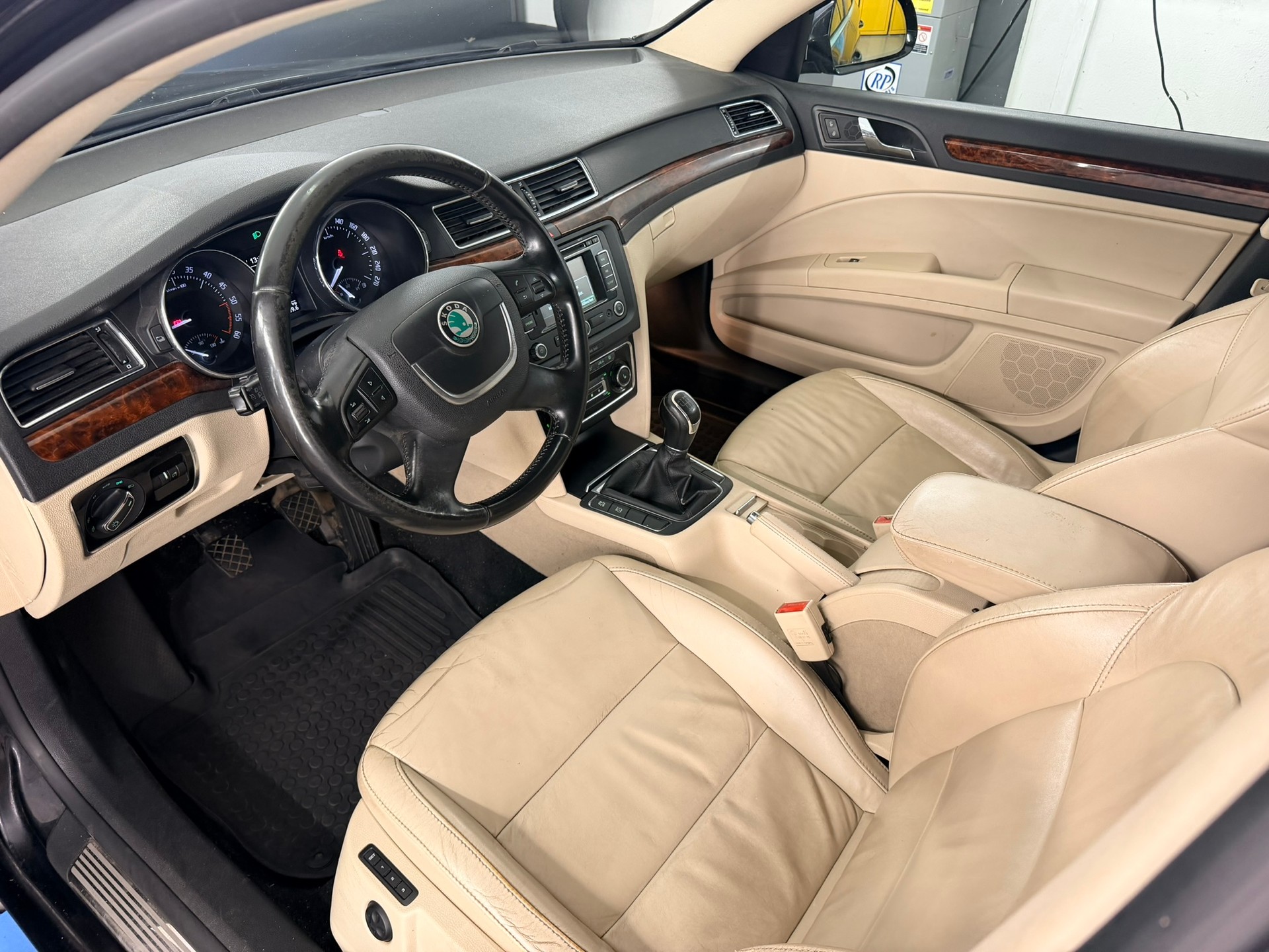 SKODA Superb Combi 2.0 TDi Laurin & Klement-image-11