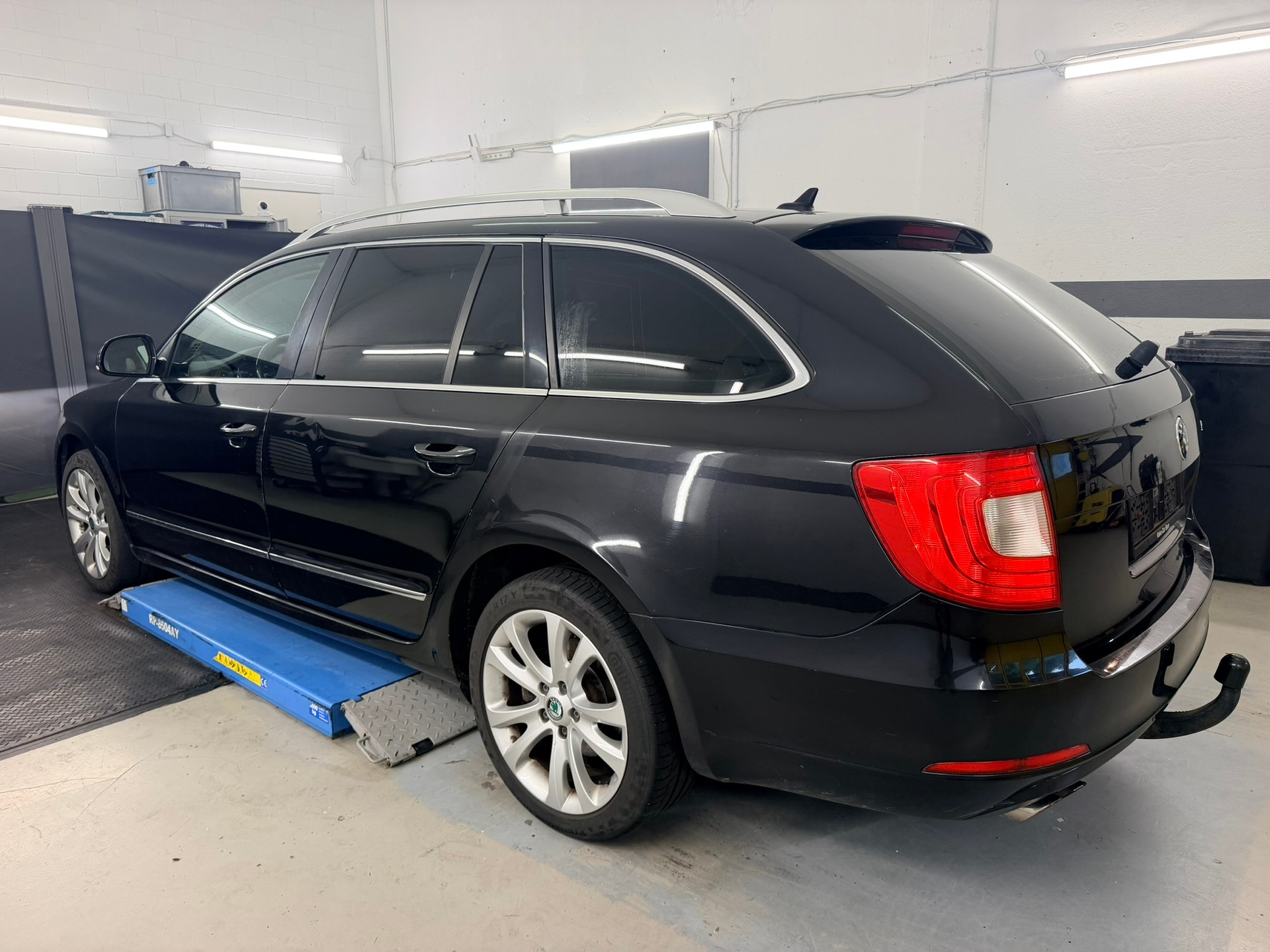 SKODA Superb Combi 2.0 TDi Laurin & Klement-image-5