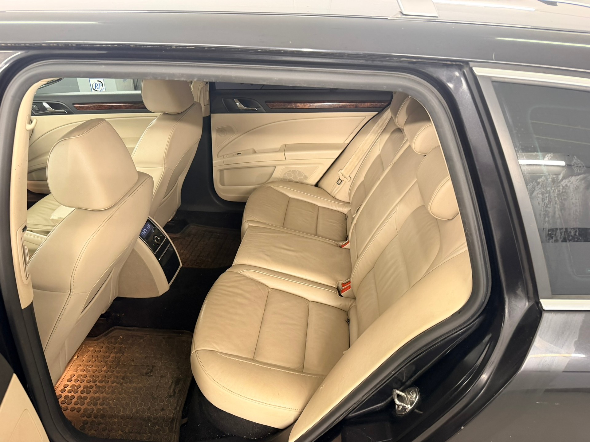 SKODA Superb Combi 2.0 TDi Laurin & Klement-image-7
