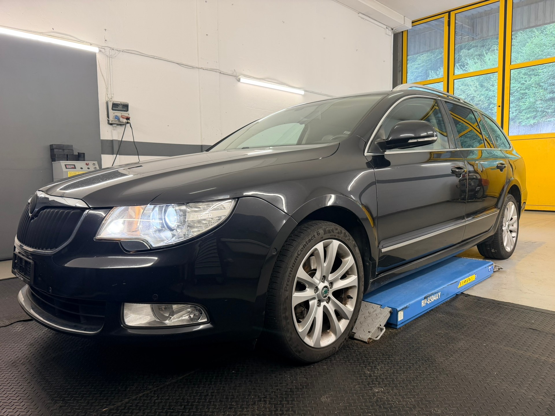 SKODA Superb Combi 2.0 TDi Laurin & Klement-image-0