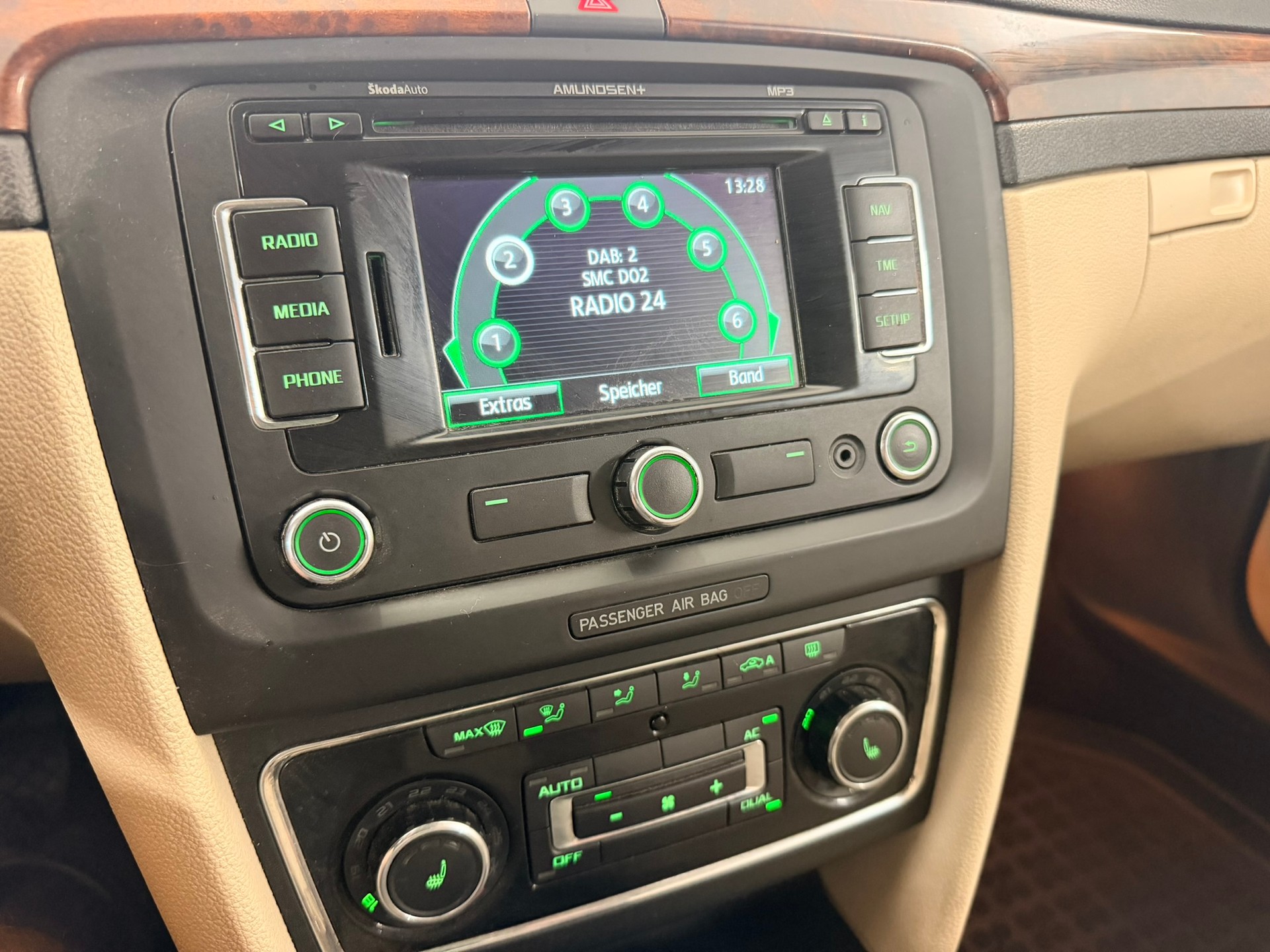 SKODA Superb Combi 2.0 TDi Laurin & Klement-image-13