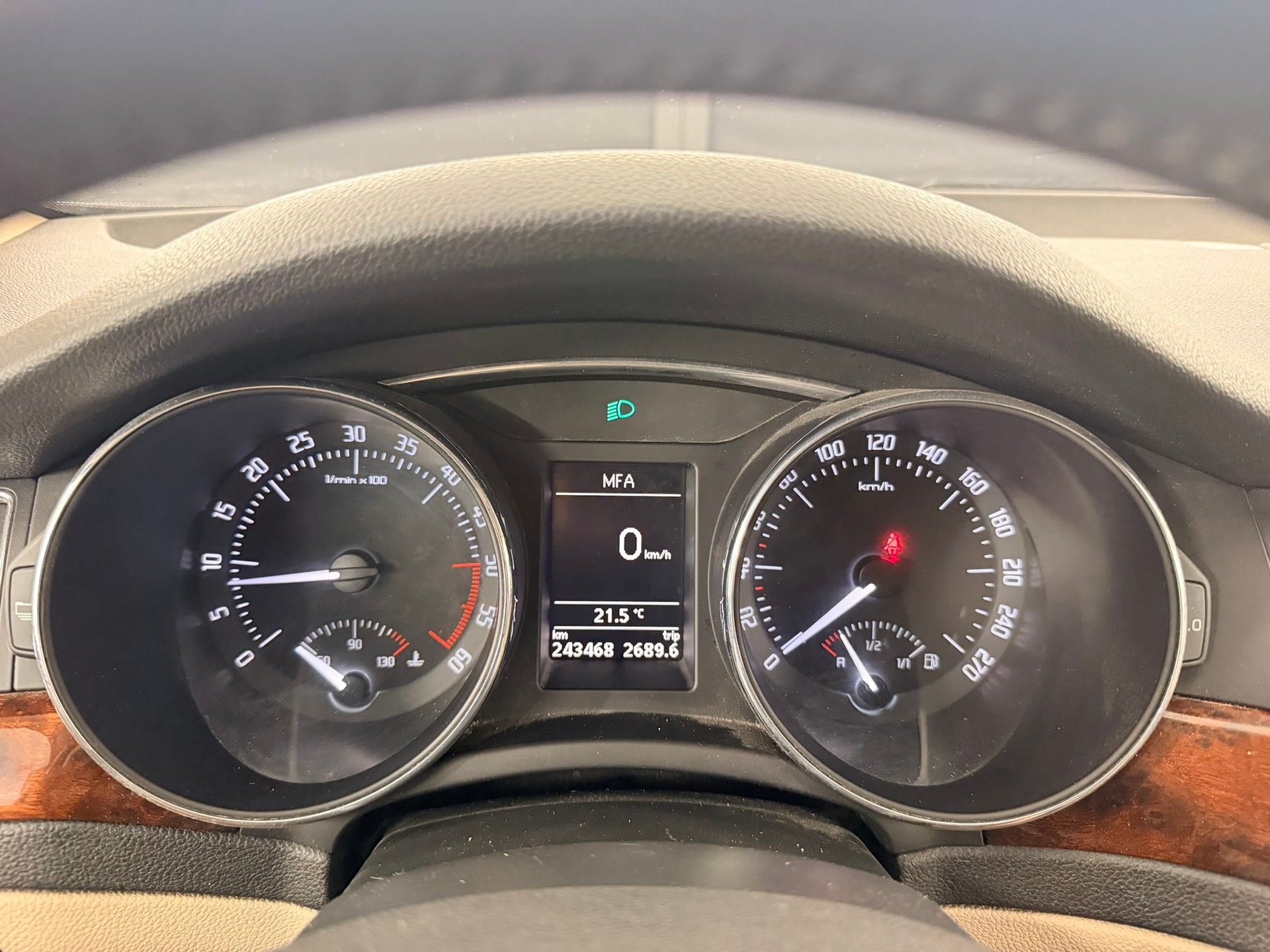 SKODA Superb Combi 2.0 TDi Laurin & Klement-image-12