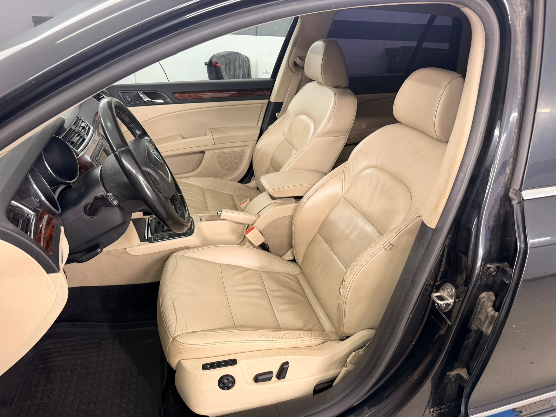 SKODA Superb Combi 2.0 TDi Laurin & Klement-image-9