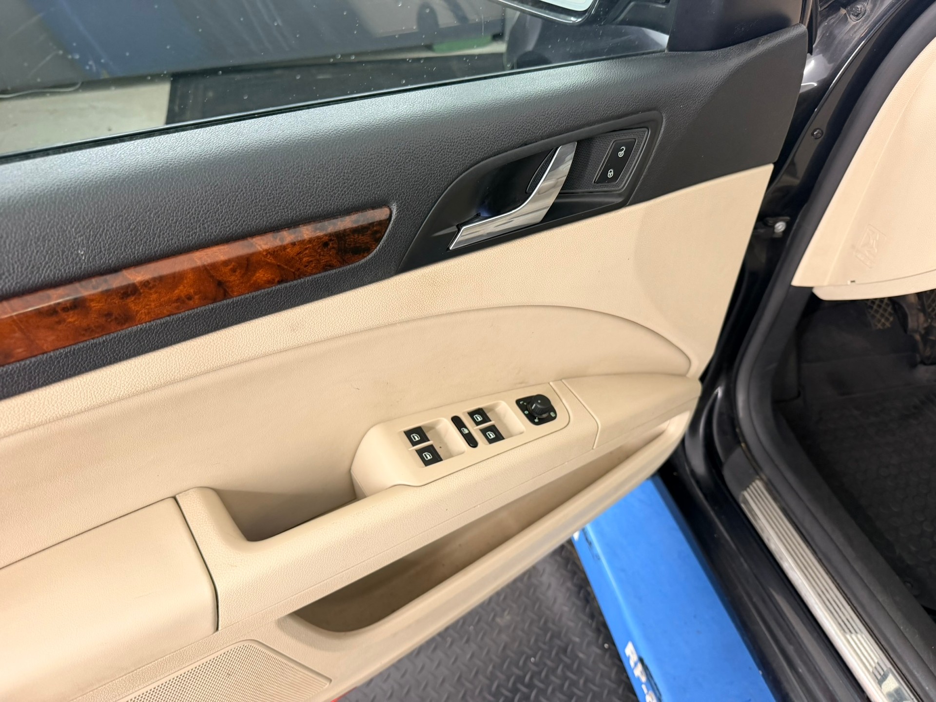 SKODA Superb Combi 2.0 TDi Laurin & Klement-image-10