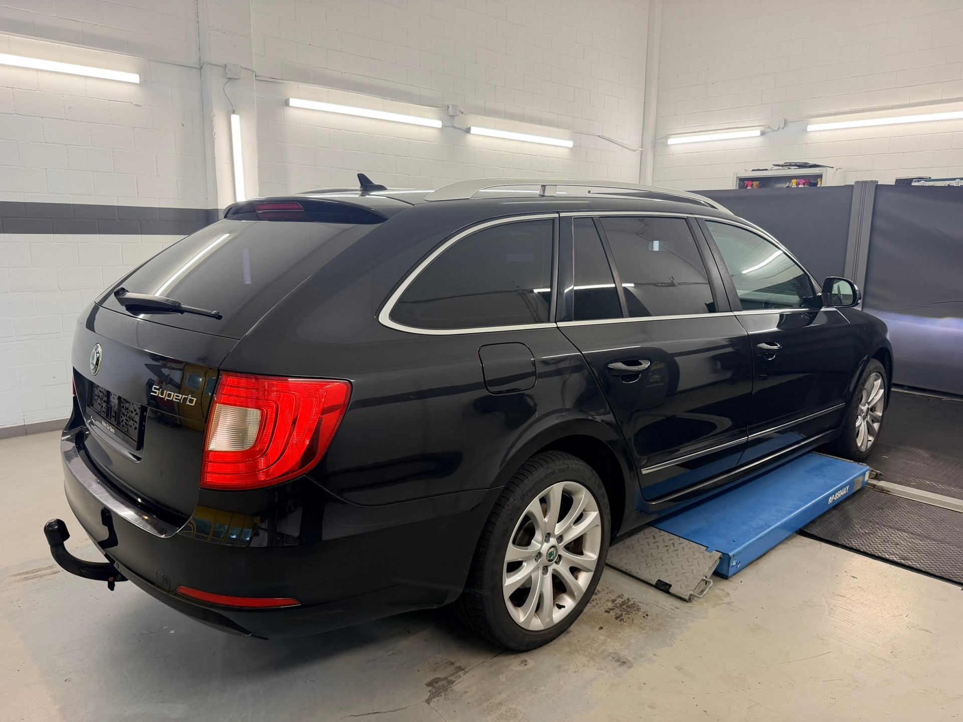 SKODA Superb Combi 2.0 TDi Laurin & Klement-image-3