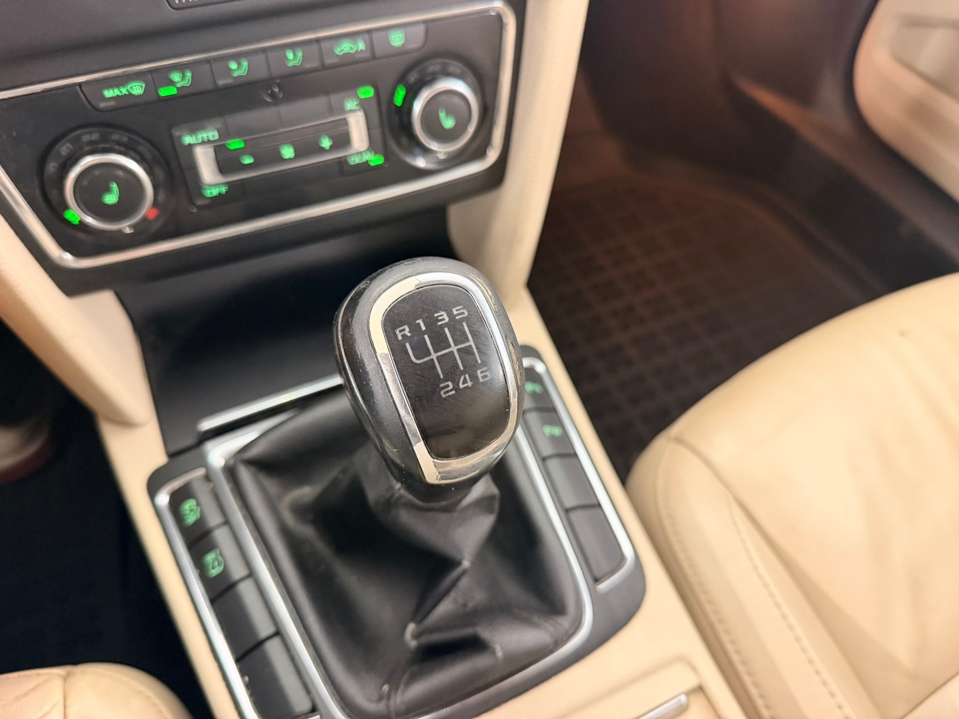 SKODA Superb Combi 2.0 TDi Laurin & Klement-image-14