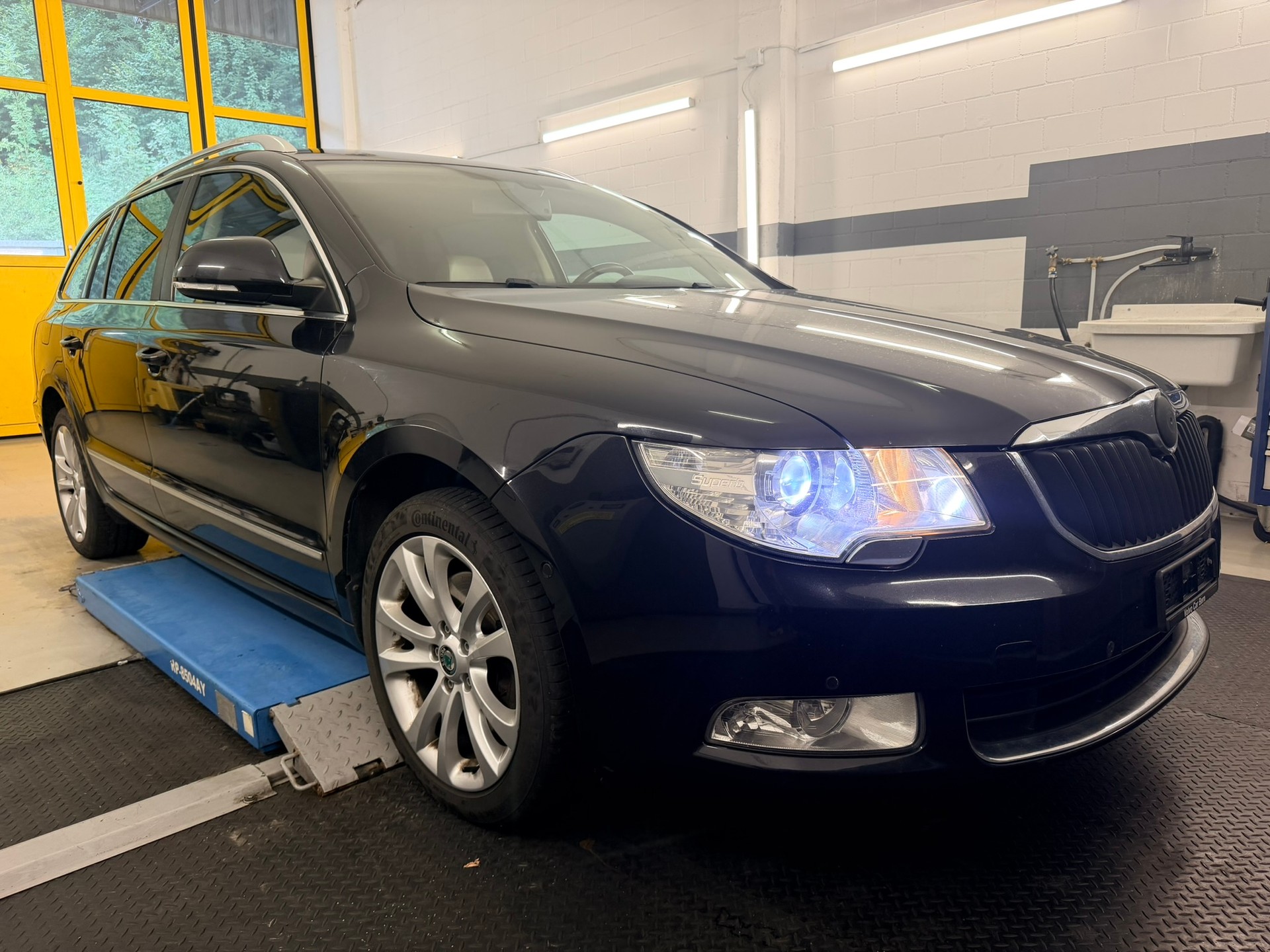 SKODA Superb Combi 2.0 TDi Laurin & Klement-image-2