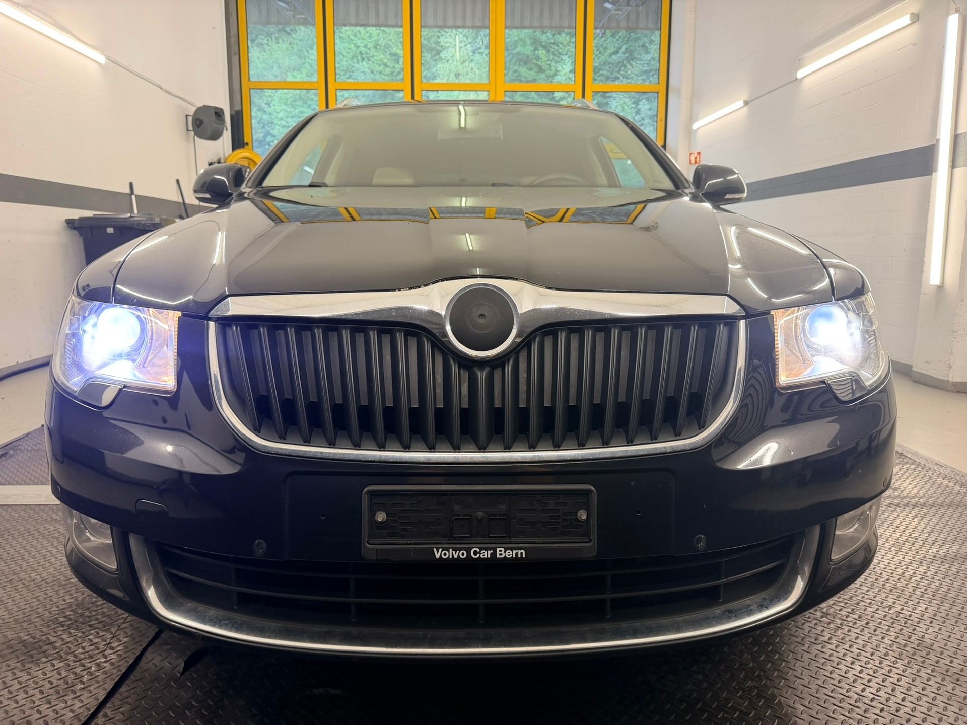 SKODA Superb Combi 2.0 TDi Laurin & Klement-image-1