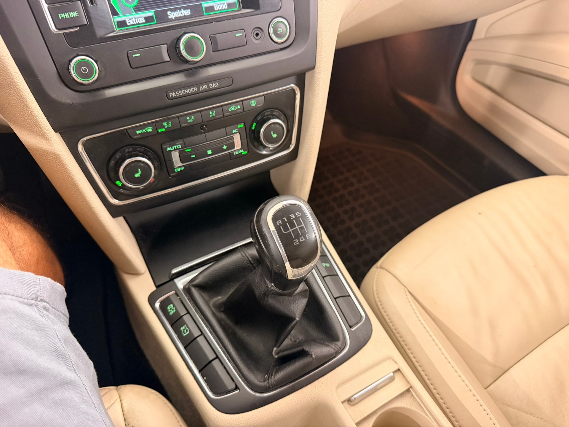 SKODA Superb Combi 2.0 TDi Laurin & Klement-image-15