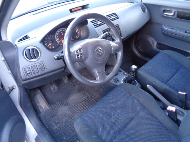 SUZUKI Swift 1.3i 16V GL Top 4x4-image-7