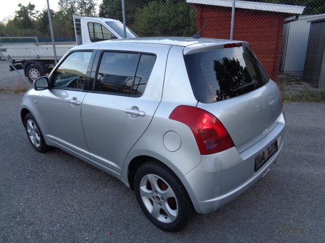 SUZUKI Swift 1.3i 16V GL Top 4x4-image-4