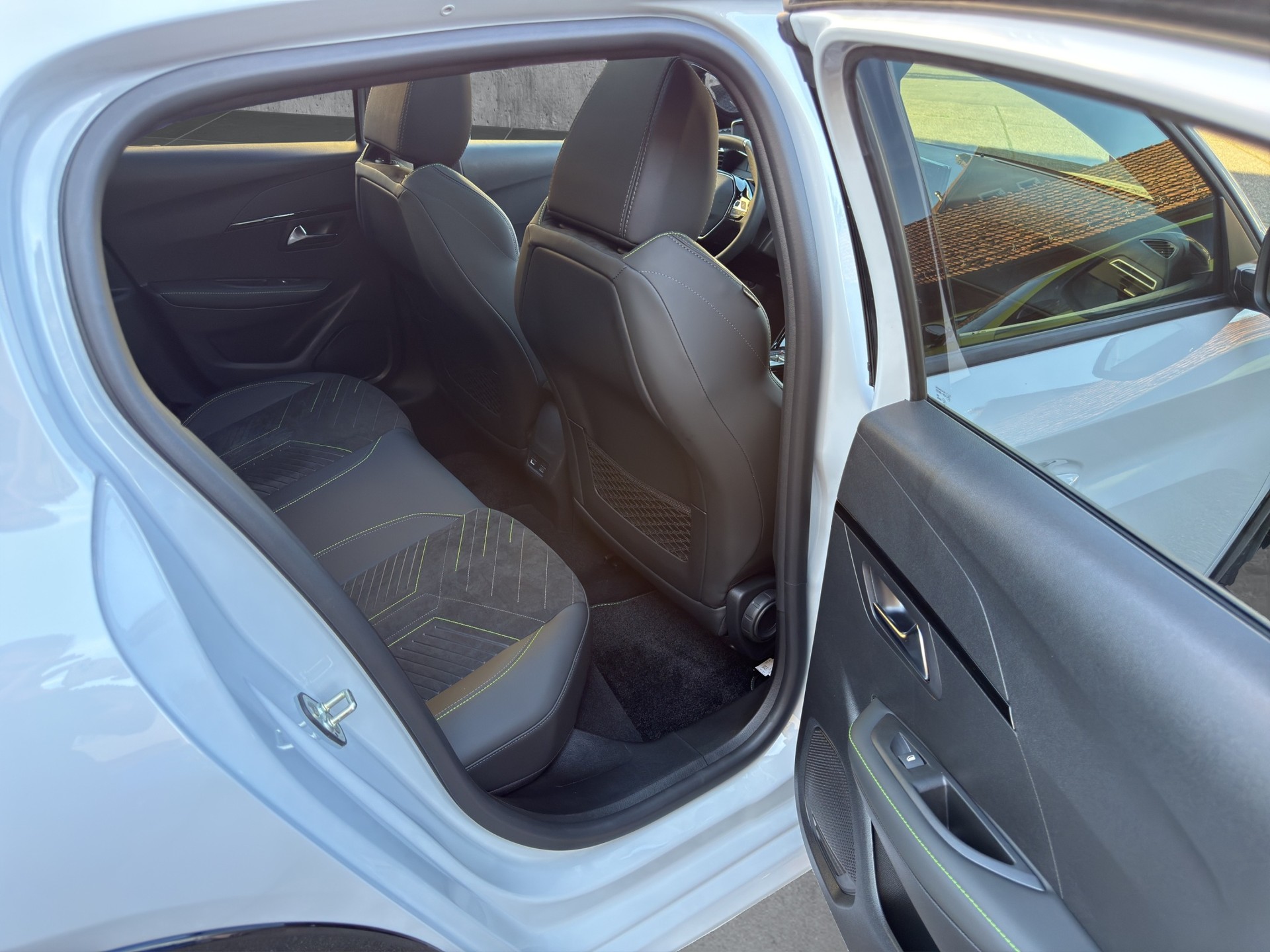 PEUGEOT 208 1.2 Hybrid 145 GT Exclusive-image-16